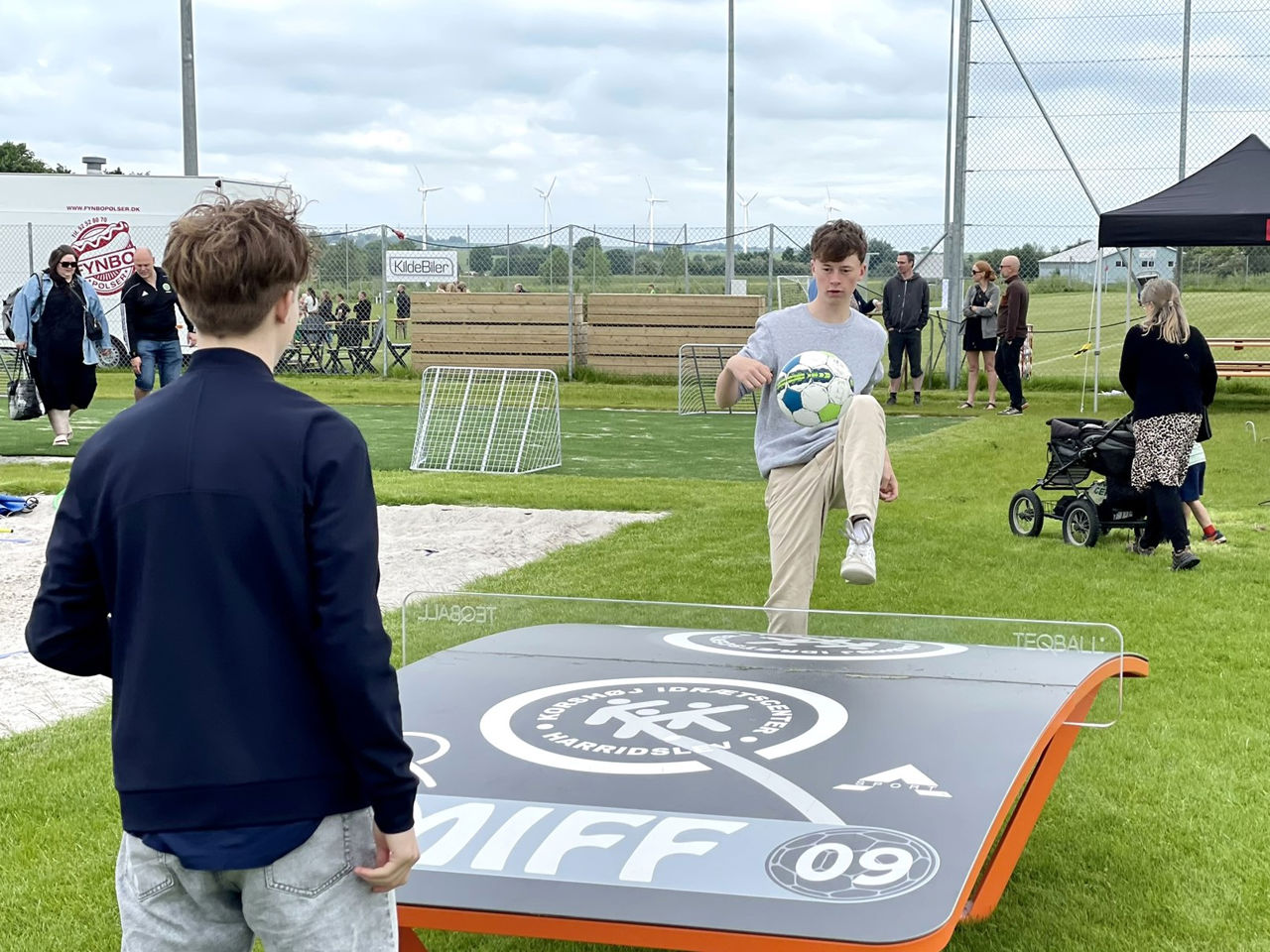 Der var mange aktiviteter rundt om på idrætsanlægget i anledningen af indvielsen. Her en gang bordfodbold.
