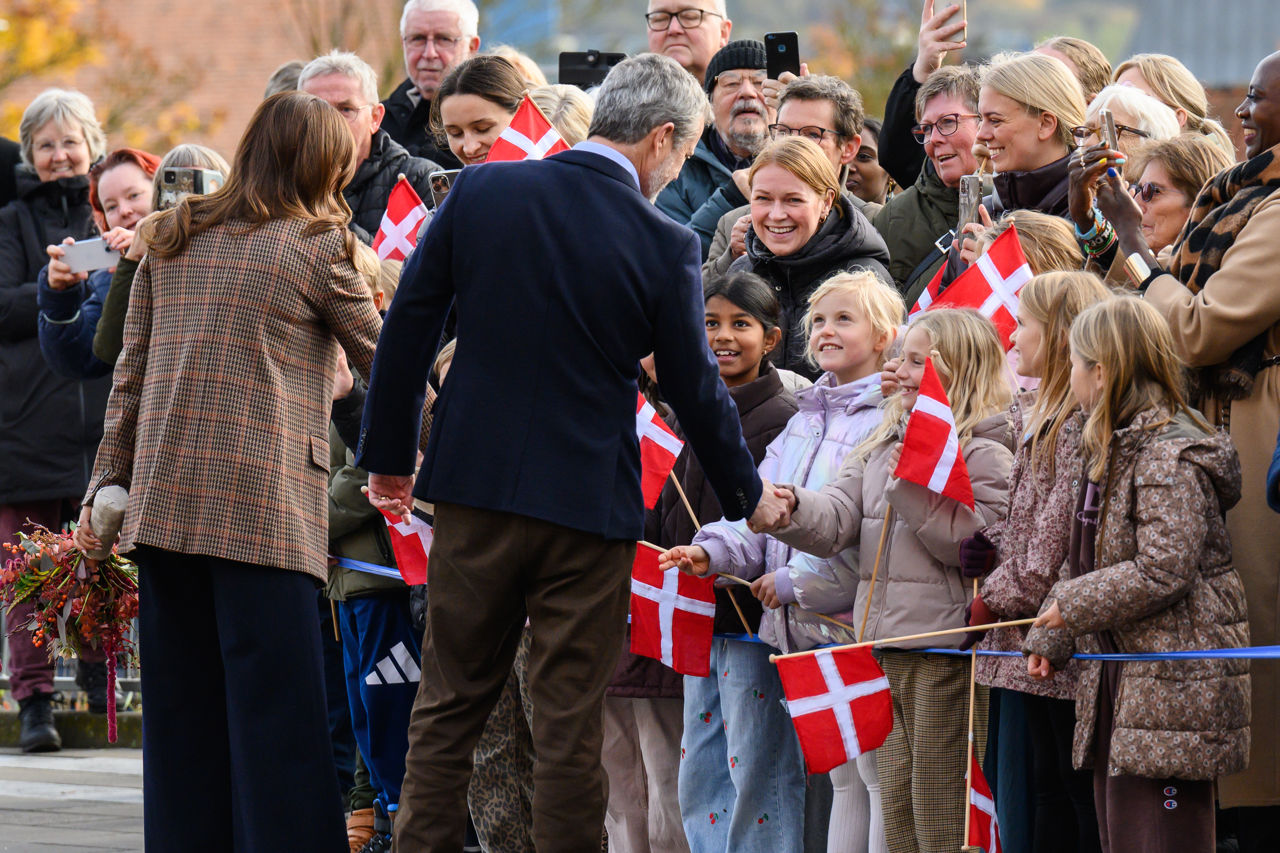 Kongeparret hilser på folk ved Randers Sundhedscenter