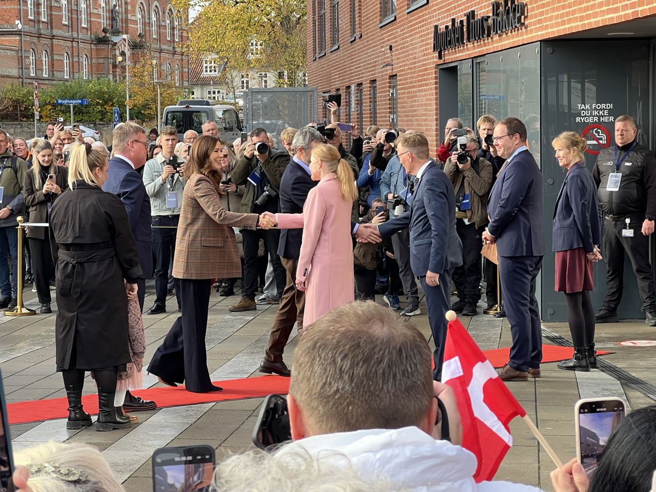 Kongeparret hilser på byens repræsentanter