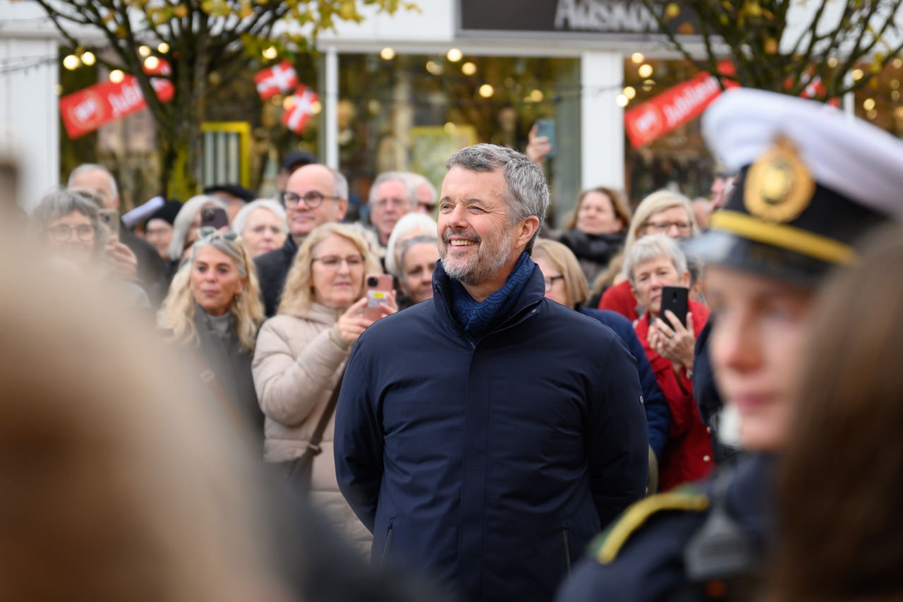 H.M. Kongen lytter til musik på Østervold