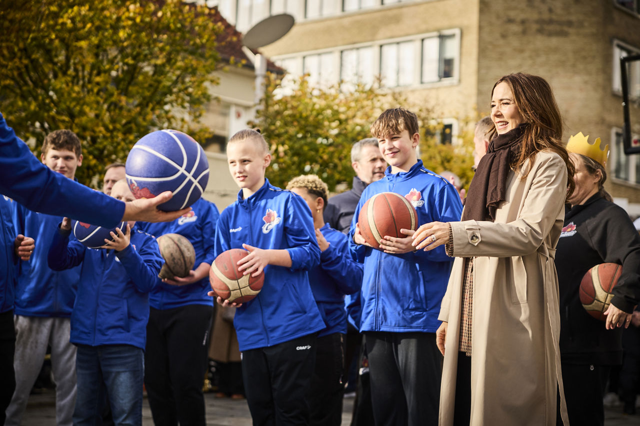 H.M. Dronningen med baskethold på Østervold