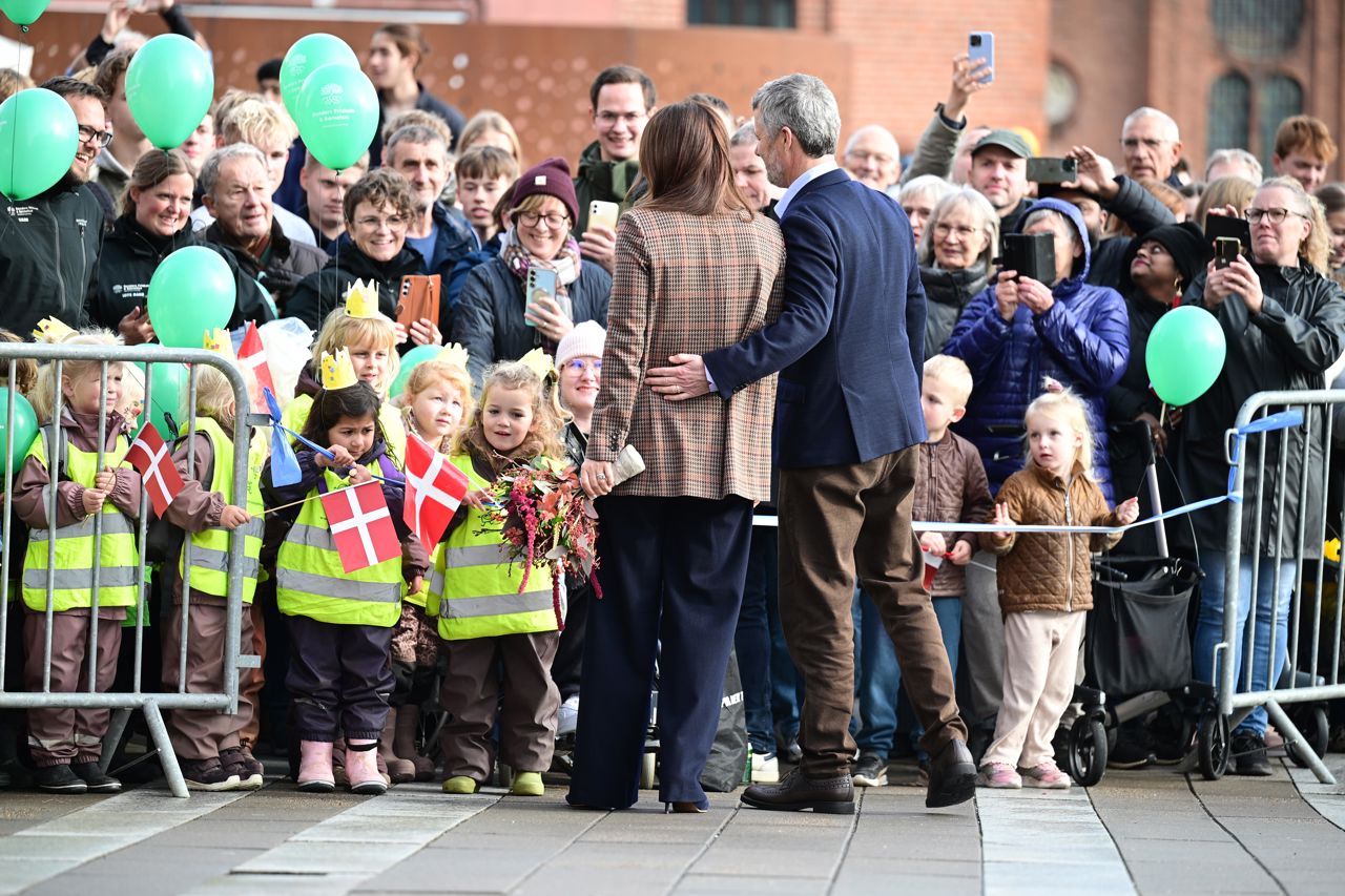 Kongeparret hilser på folk ved Randers Sundhedscenter