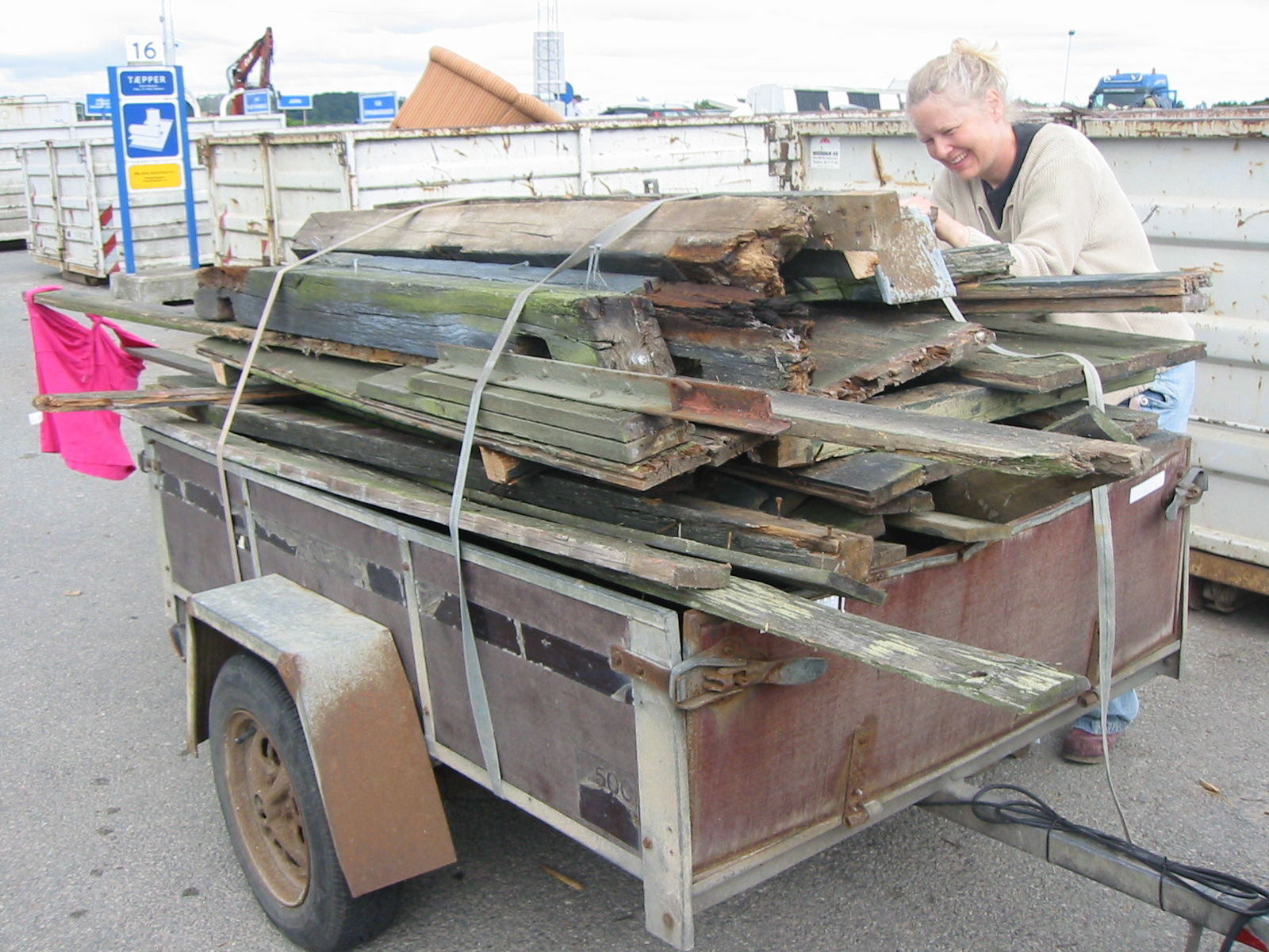 Trailer med træ: Affaldstræet er også gjort fast, så det hele kan komme i containeren til rent træ og blive lavet til spånplader.