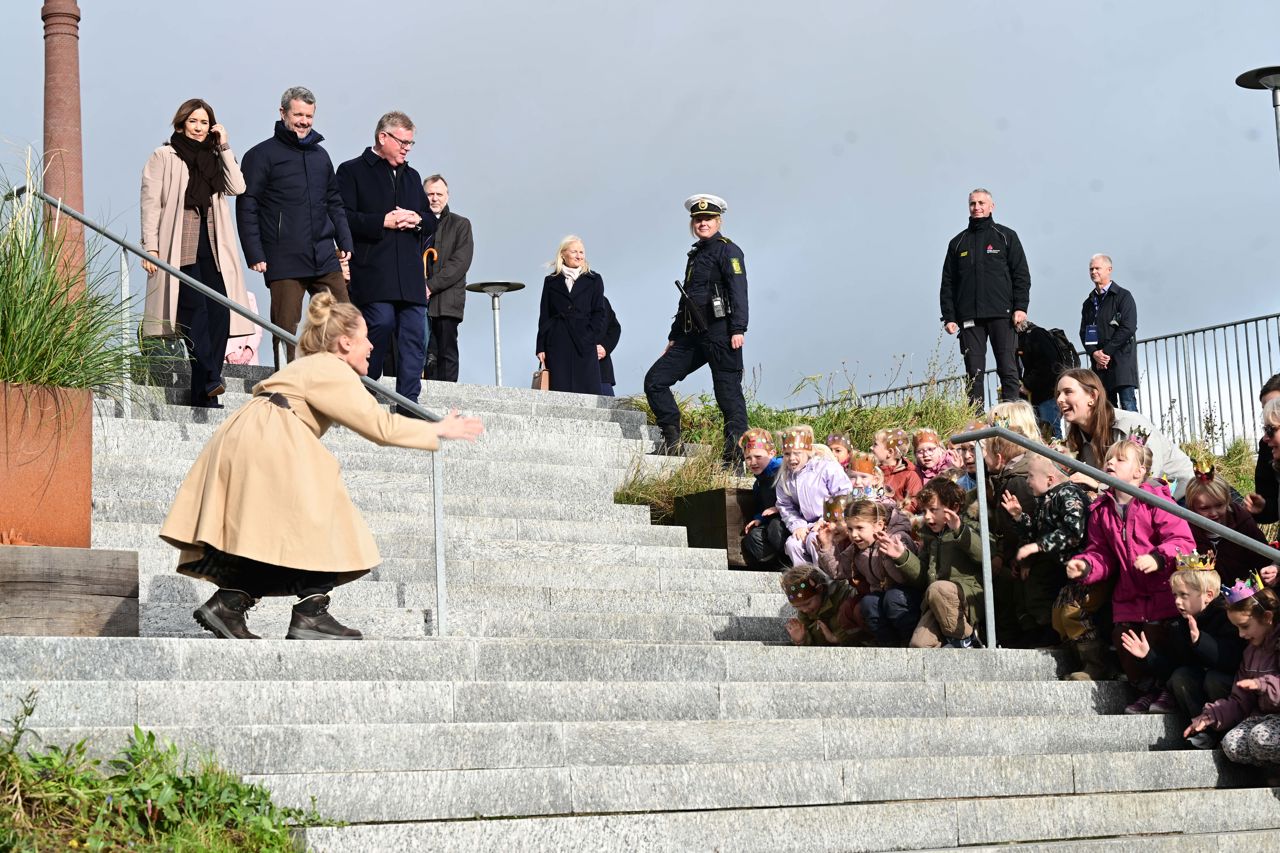 Børn synger for Kongeparret på Thors Trappe