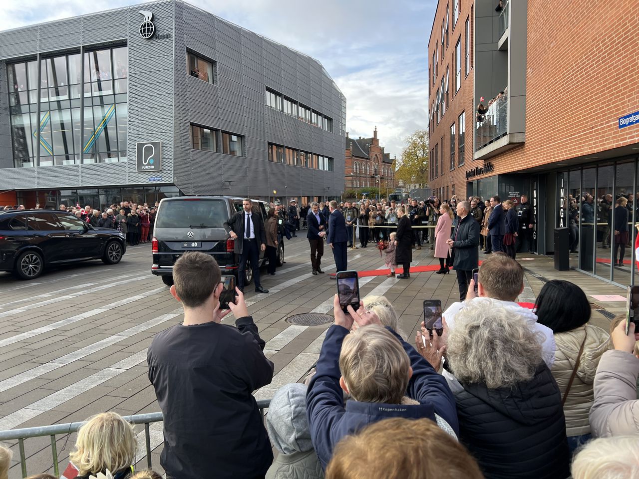 Kongeparret ankommer til Randers Sundhedscenter