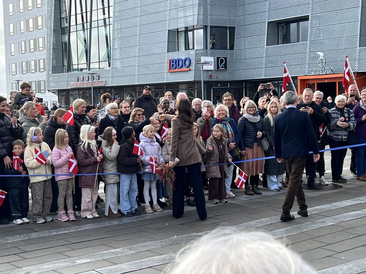 Kongeparret hilser på folk ved Randers Sundhedscenter