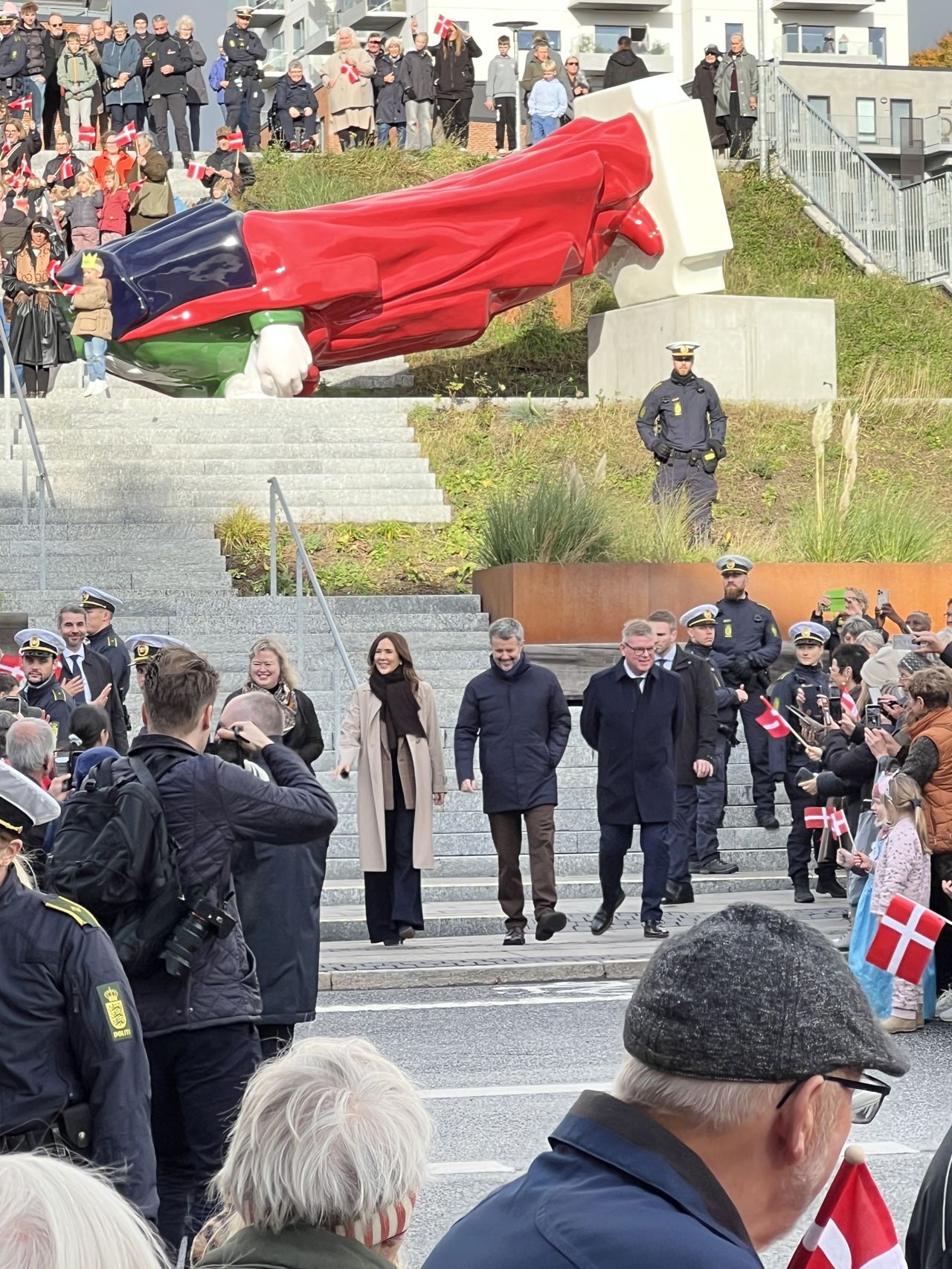 Kongeparret foran Thors Trappe og Bar Roma