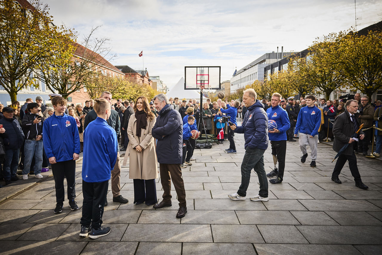 Kongeparret oplever parasport på Østervold