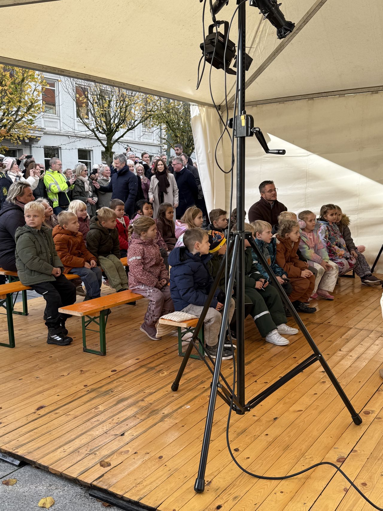 Kongeparret ser teater på Østervold