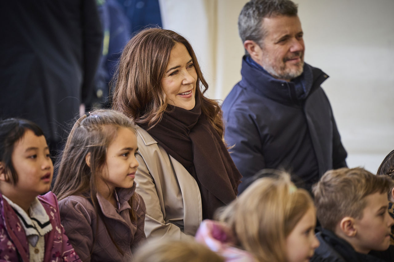 Kongeparret ser teater på Østervold