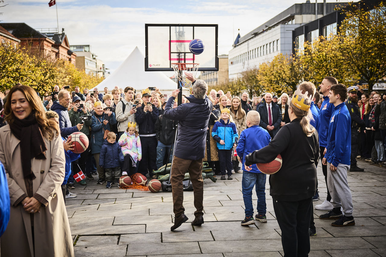 H.M. Kongen spiller basket med Randers Cimbria All-Stars-holdet