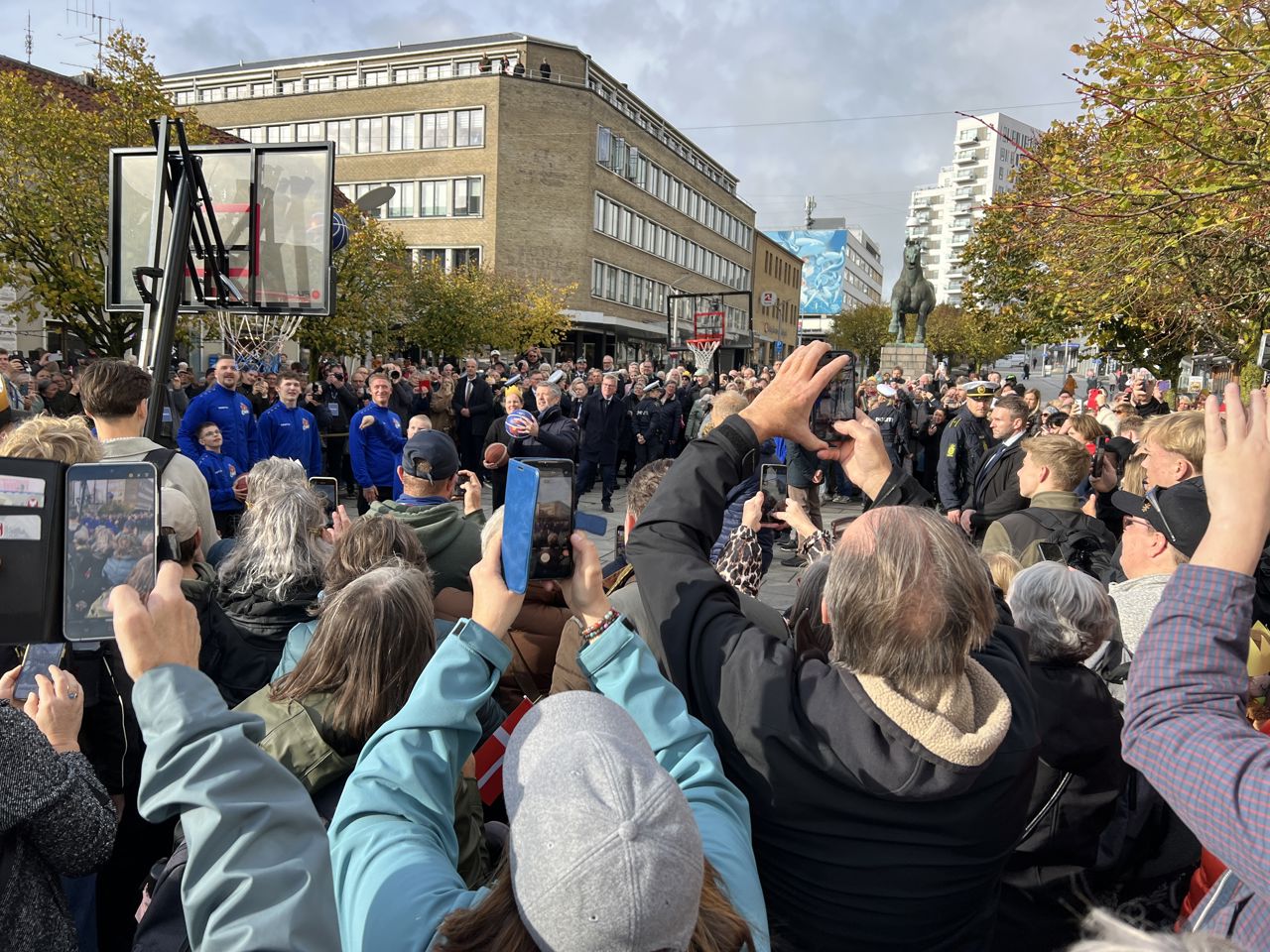 H.M. Kongen spiller basket med Randers Cimbria All-Stars-holdet