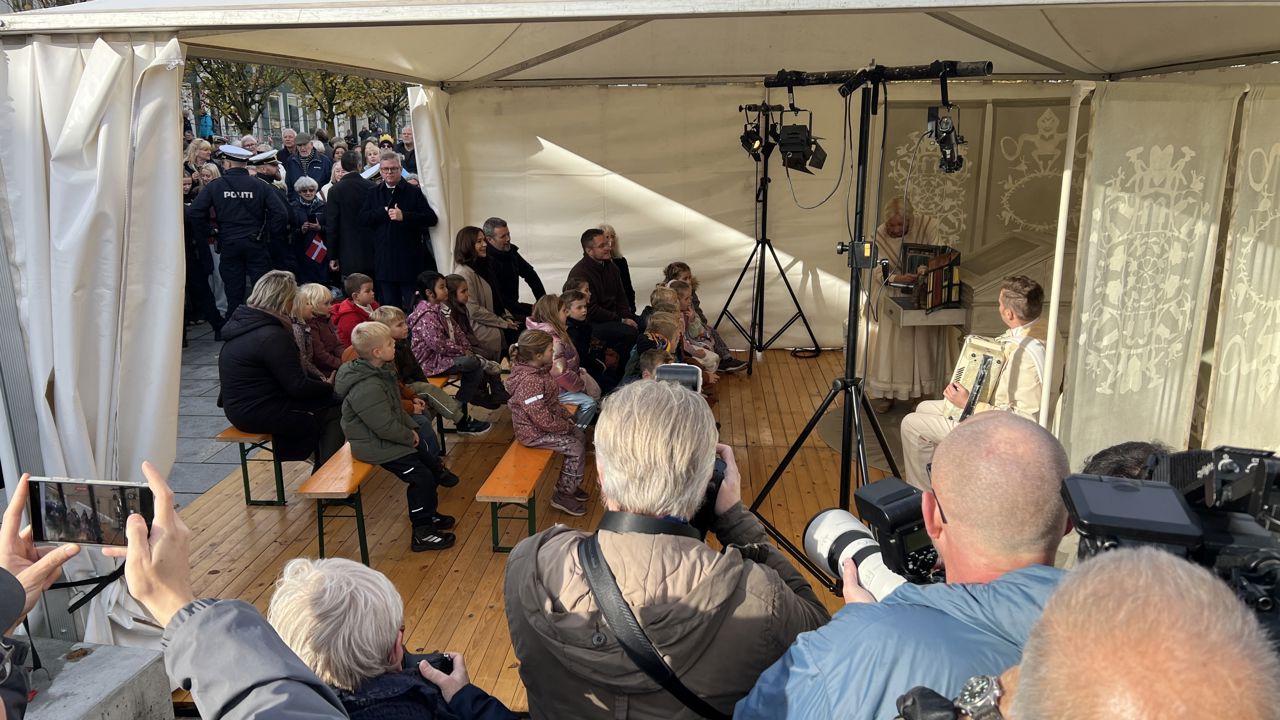 Kongeparret ser teater på Østervold