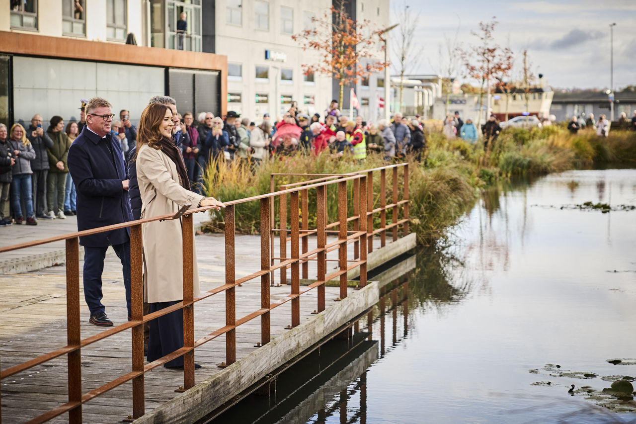 Kongeparret ved regnvandsbassinet på Østervold