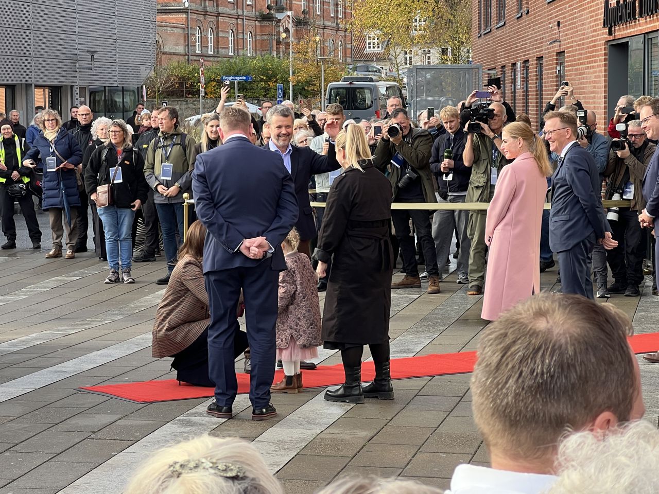 H.M. Dronning Mary får overrakt blomster ved Randers Sundhedscenter