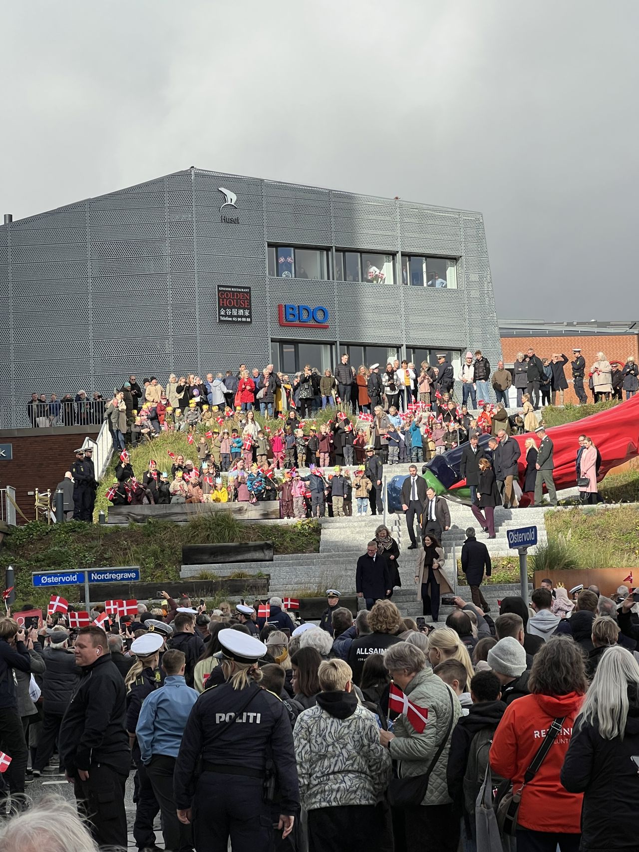 Kongeparret på vej ned ad Thors Trappe