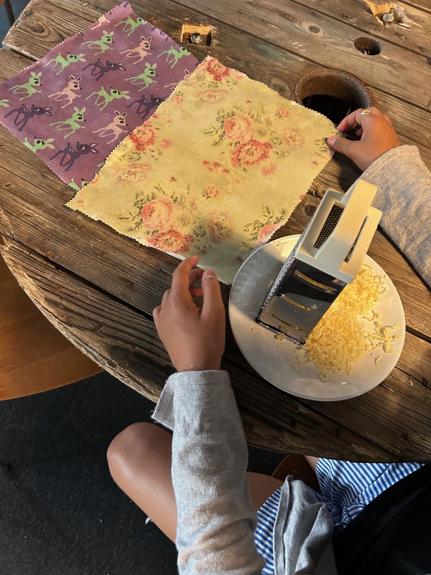 Bivoks rives på et almindeligt rivejern