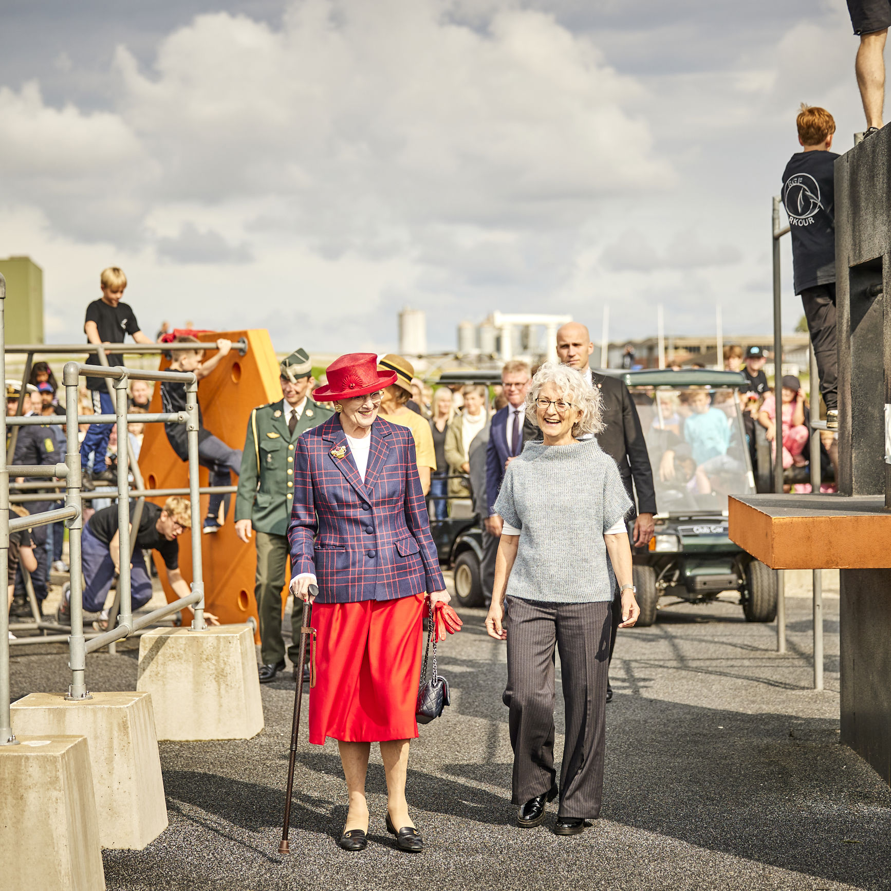 Dronningen ser parkour i Tronholmparken