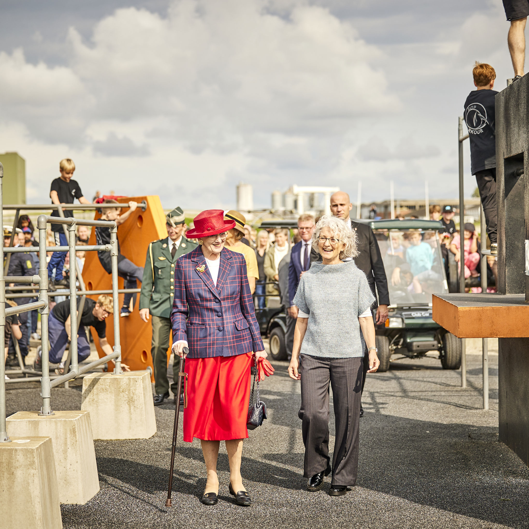 Dronningen ser parkour i Tronholmparken