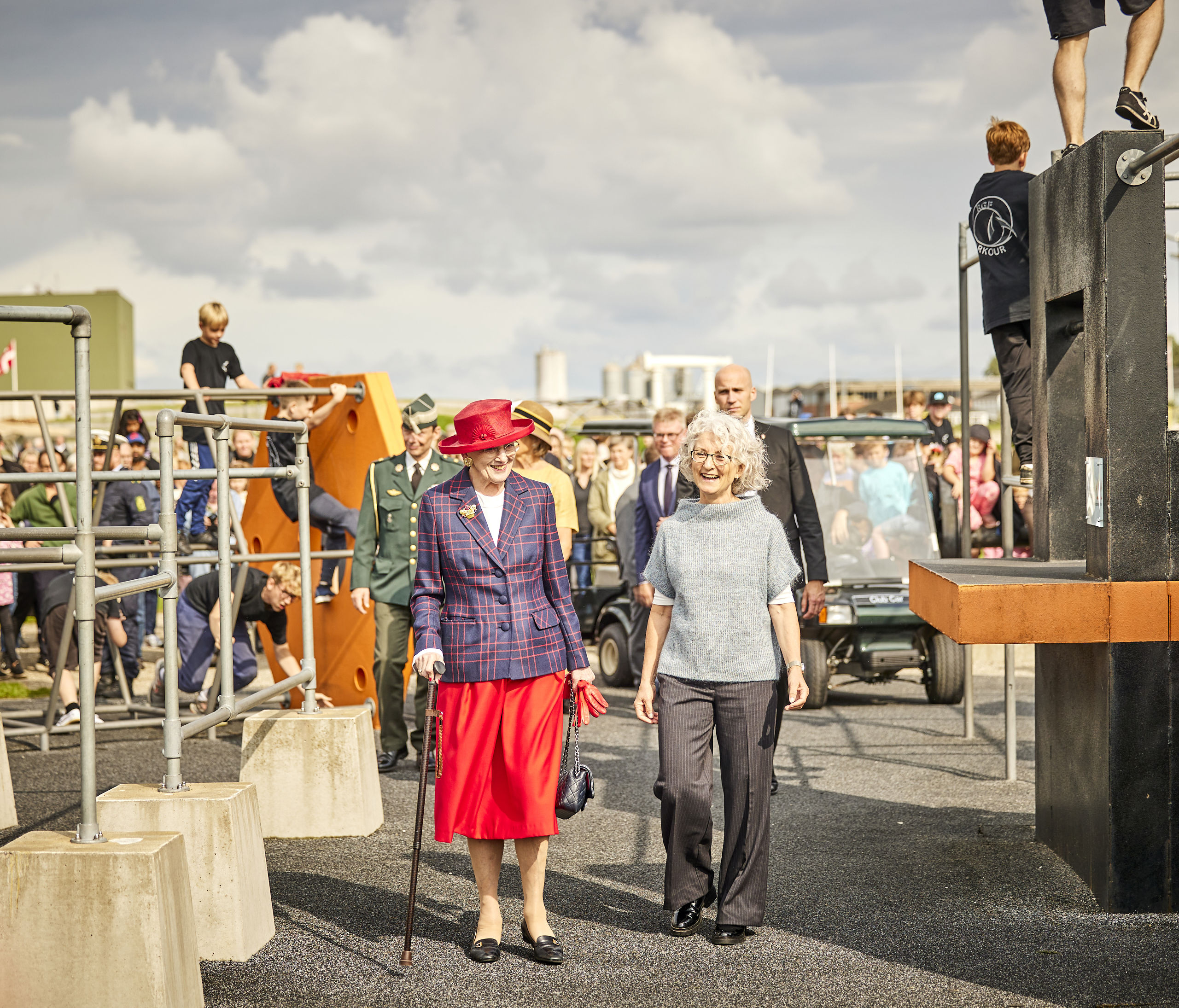 Dronningen ser parkour i Tronholmparken