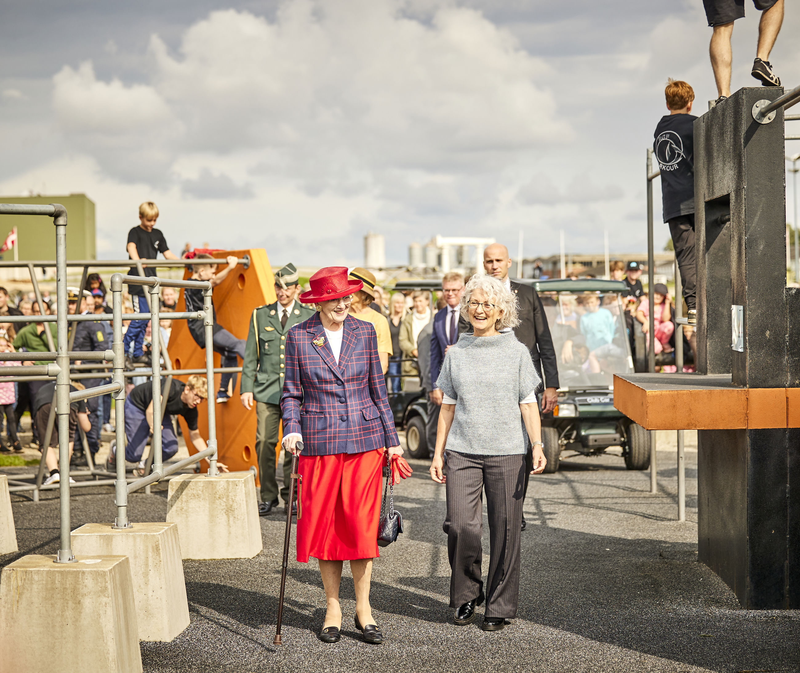 Dronningen ser parkour i Tronholmparken