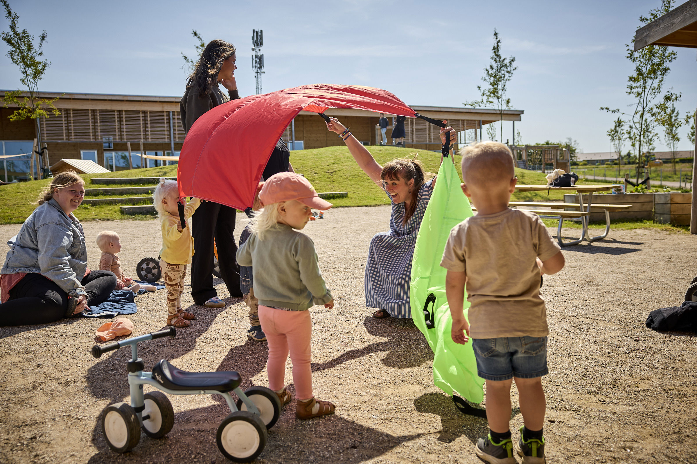 Voksne leger med børn på legepladsen i Børnehuset Dronningborg