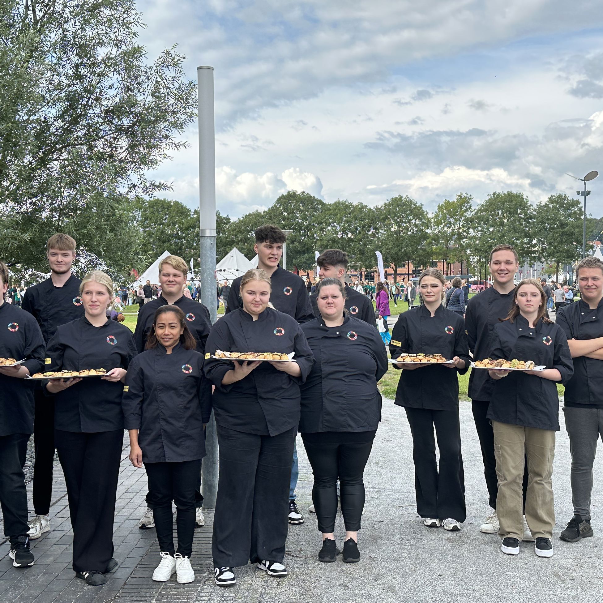 Folk med kager er klar til Dronningens besøg i Tronholmparken