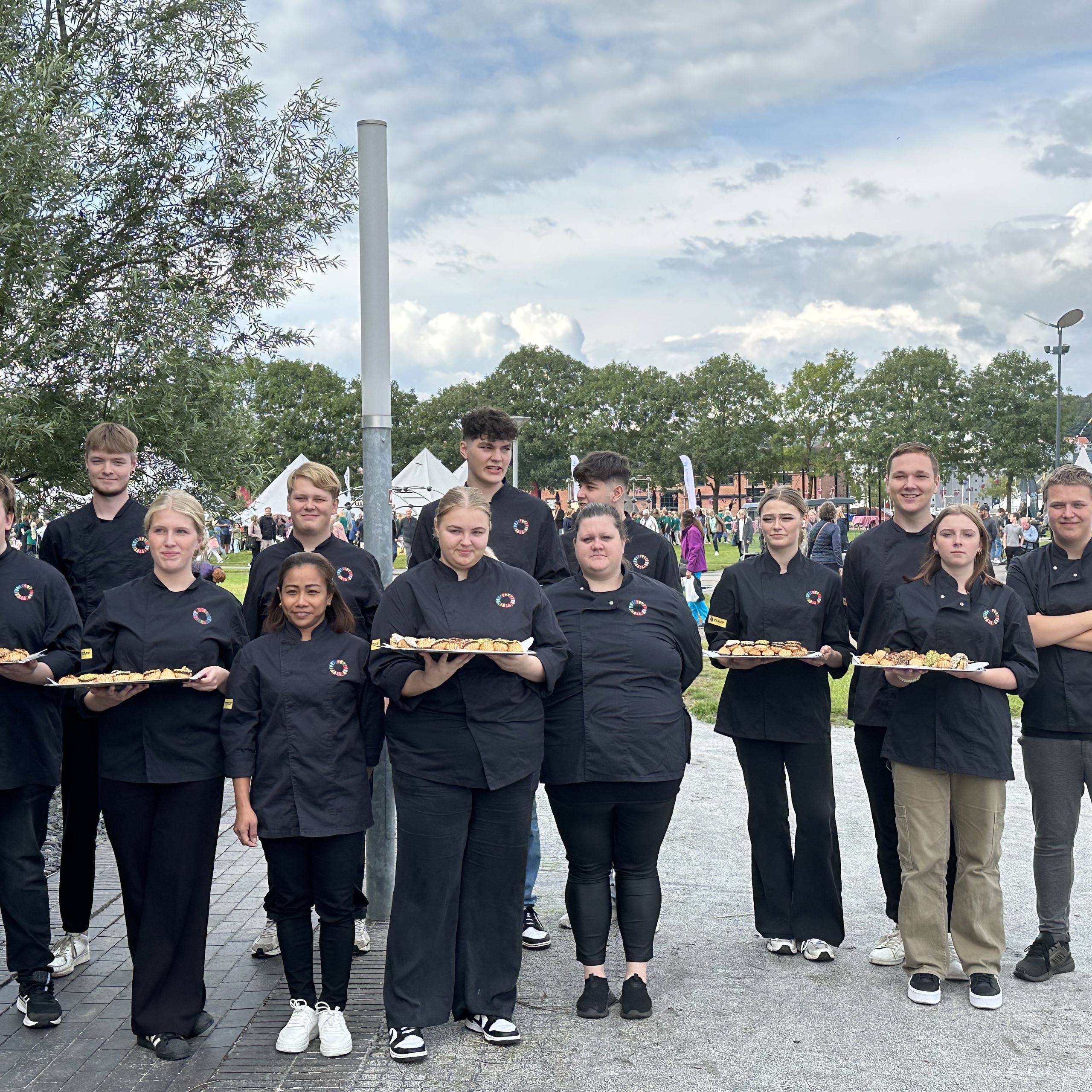 Folk med kager er klar til Dronningens besøg i Tronholmparken