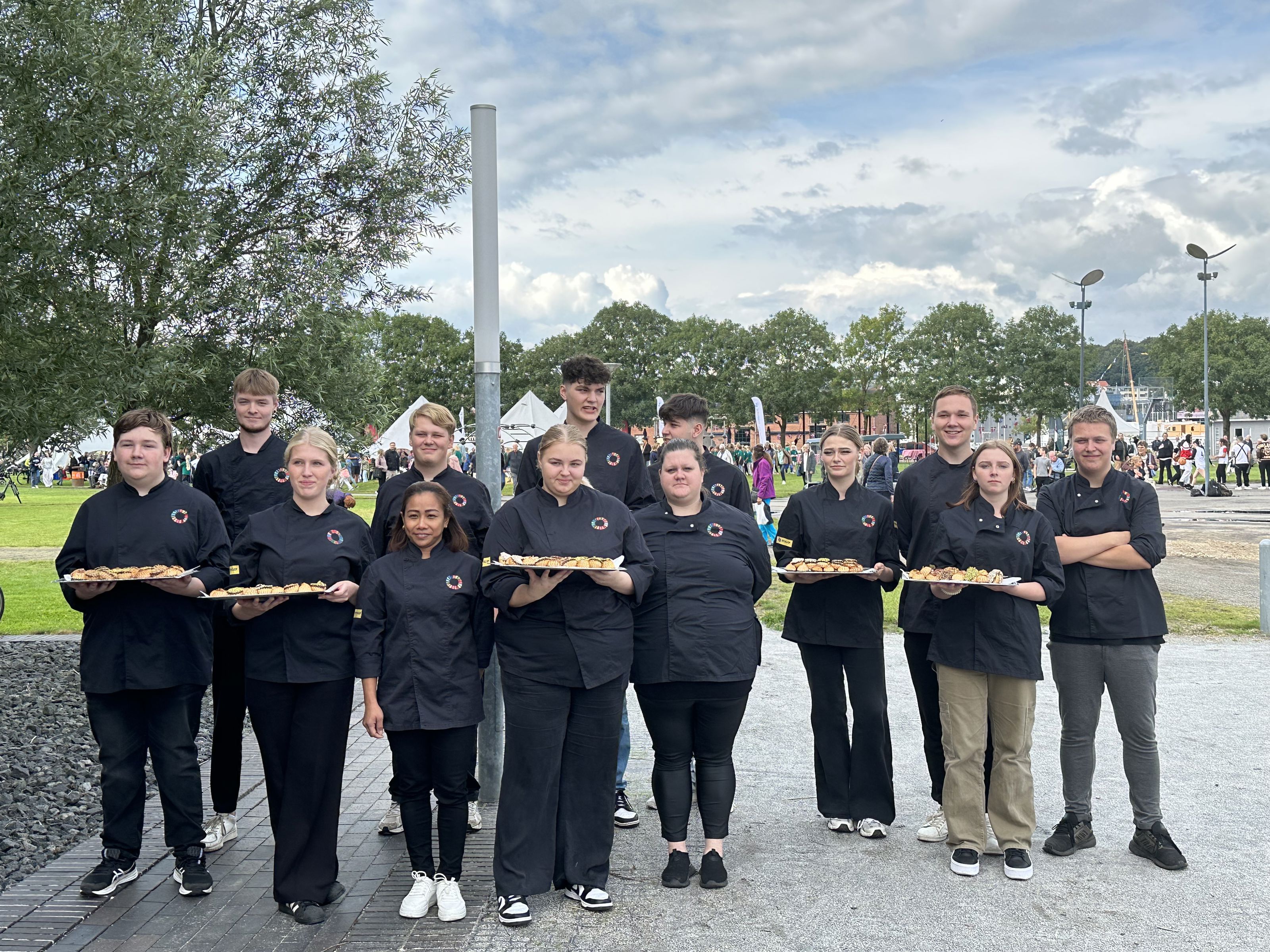 Folk med kager er klar til Dronningens besøg i Tronholmparken