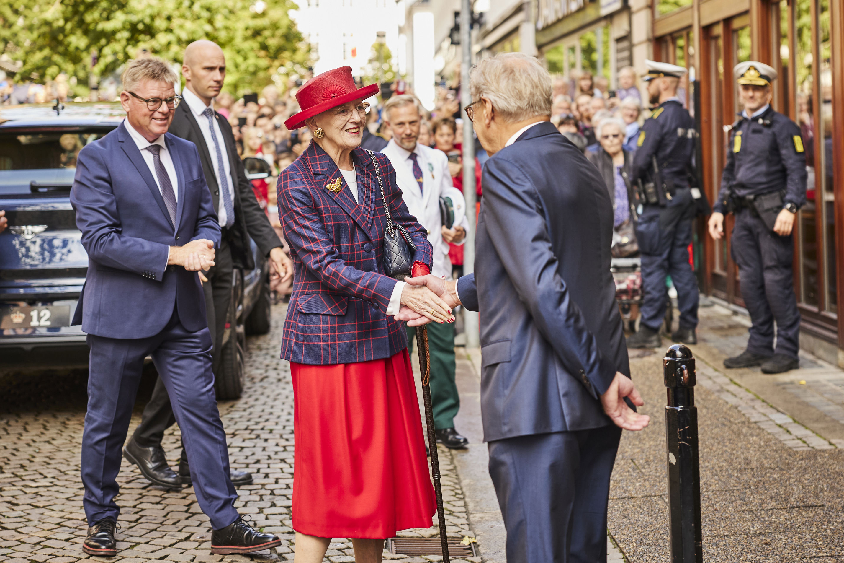 Dronningen på vej til Hotel Randers