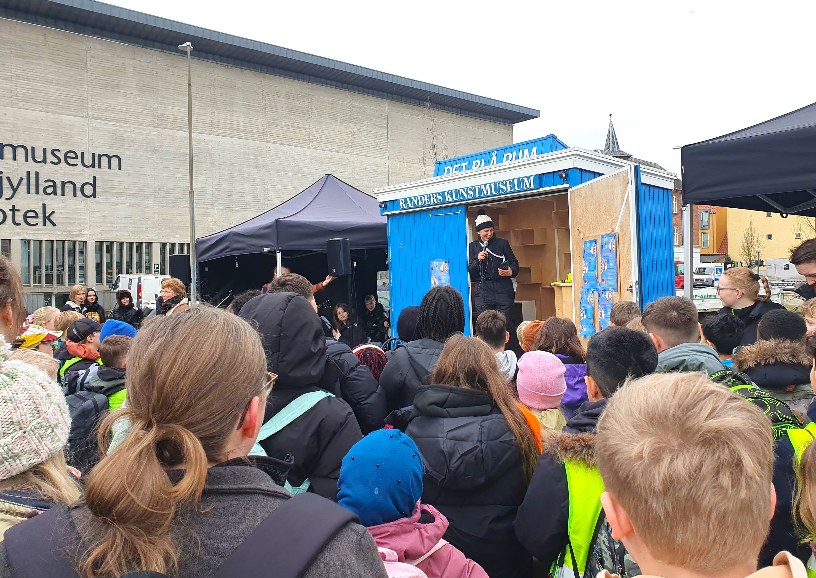 Anni Holm, der er skaber af værket 'Mange bække små', byder velkommen til ferniseringen af værket