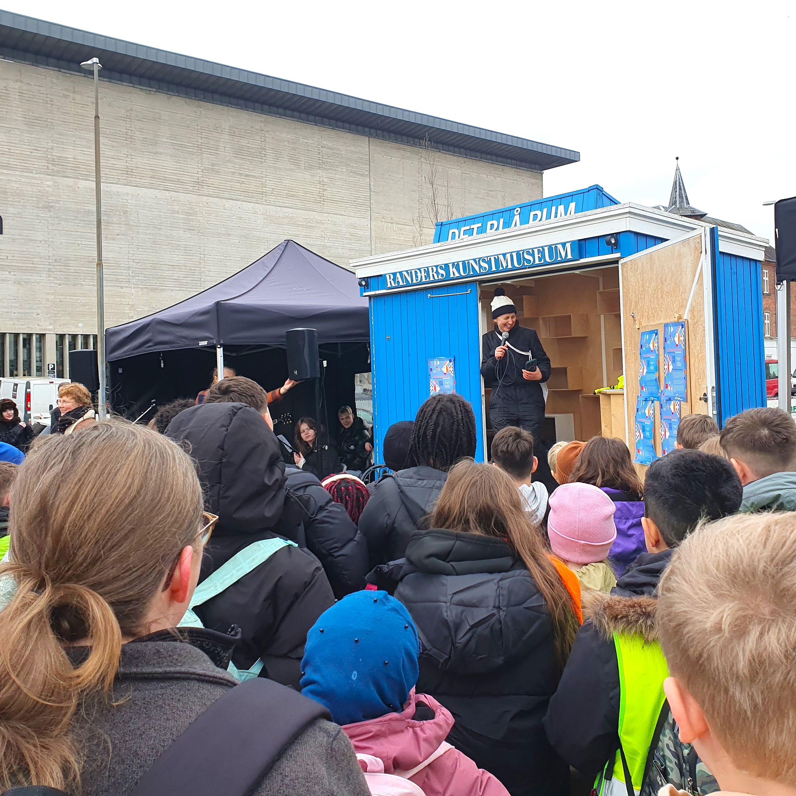 Anni Holm, der er skaber af værket 'Mange bække små', byder velkommen til ferniseringen af værket