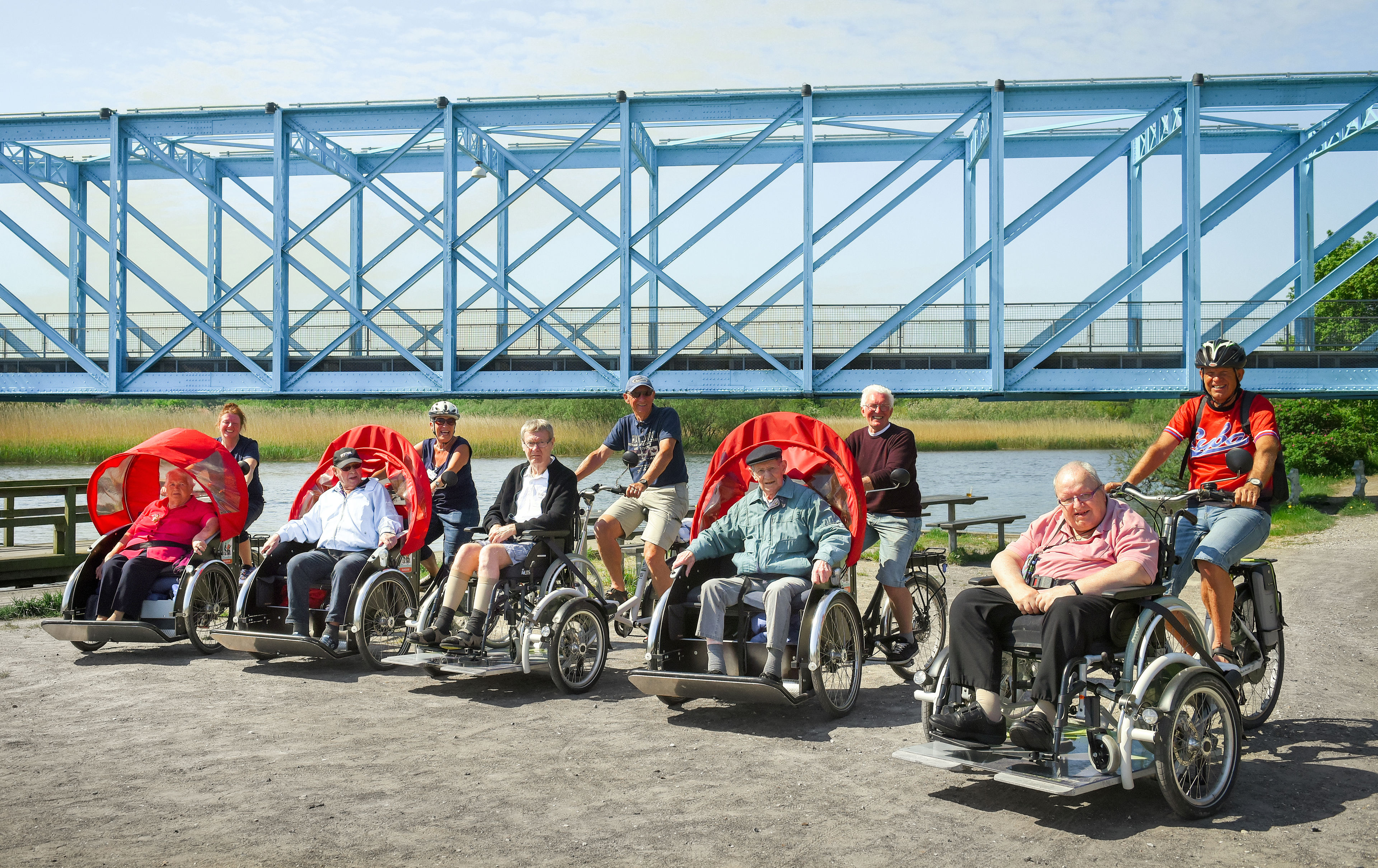 Rickshaws med cykelpiloter og ældre ved Den Blå Bro
