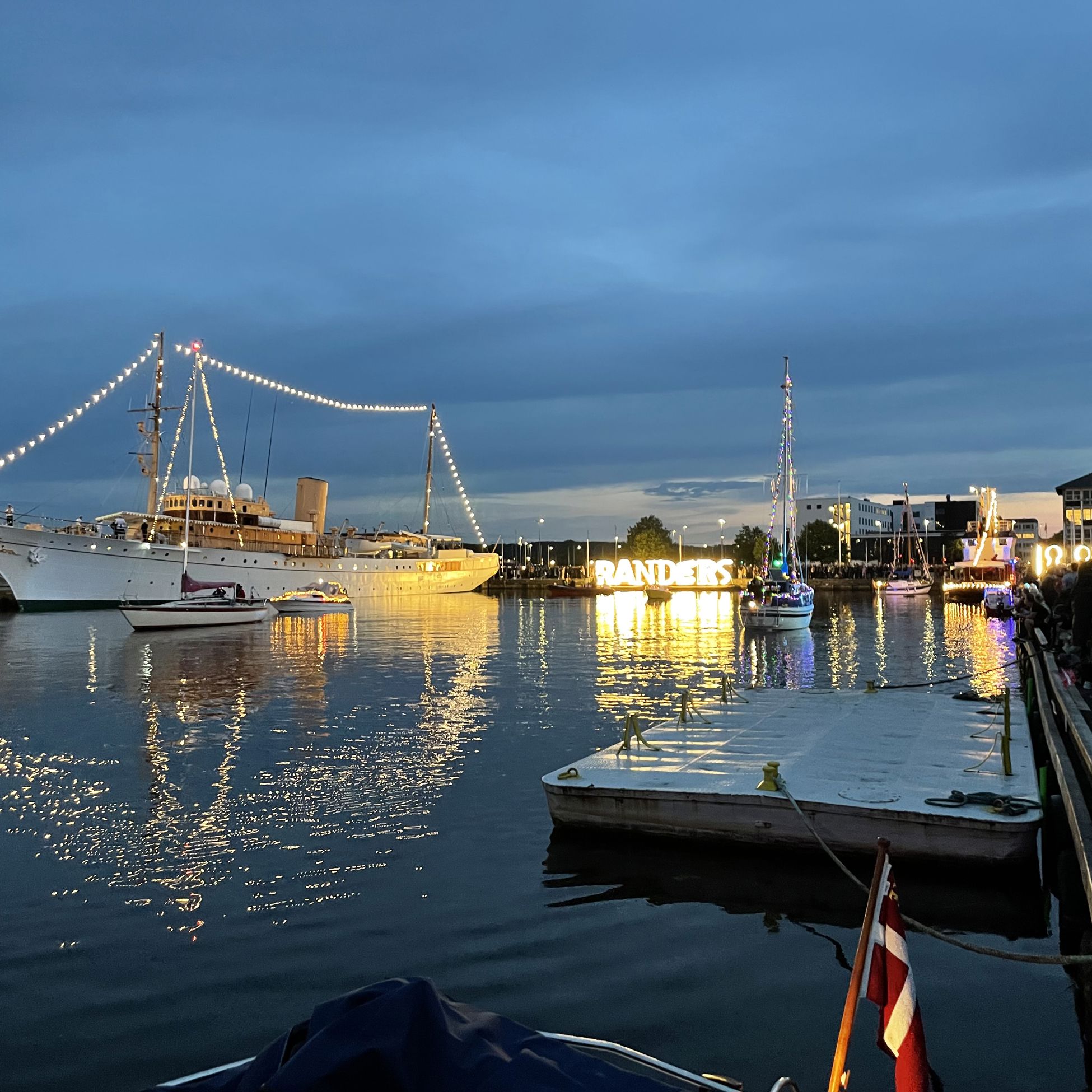 Kongeskibet i Randers Havn om aftenen