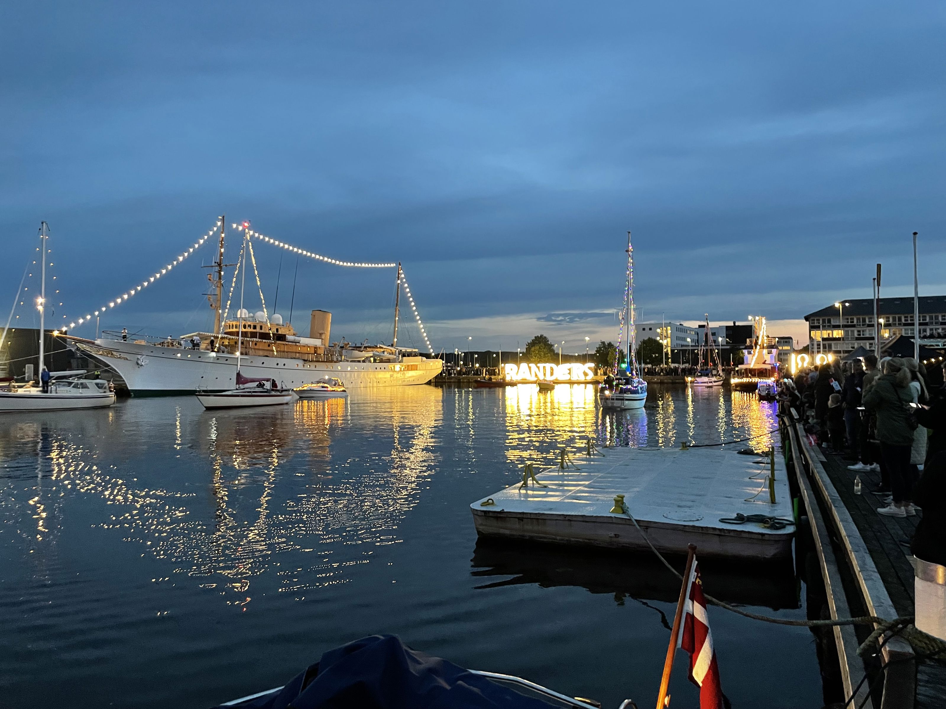Kongeskibet i Randers Havn om aftenen