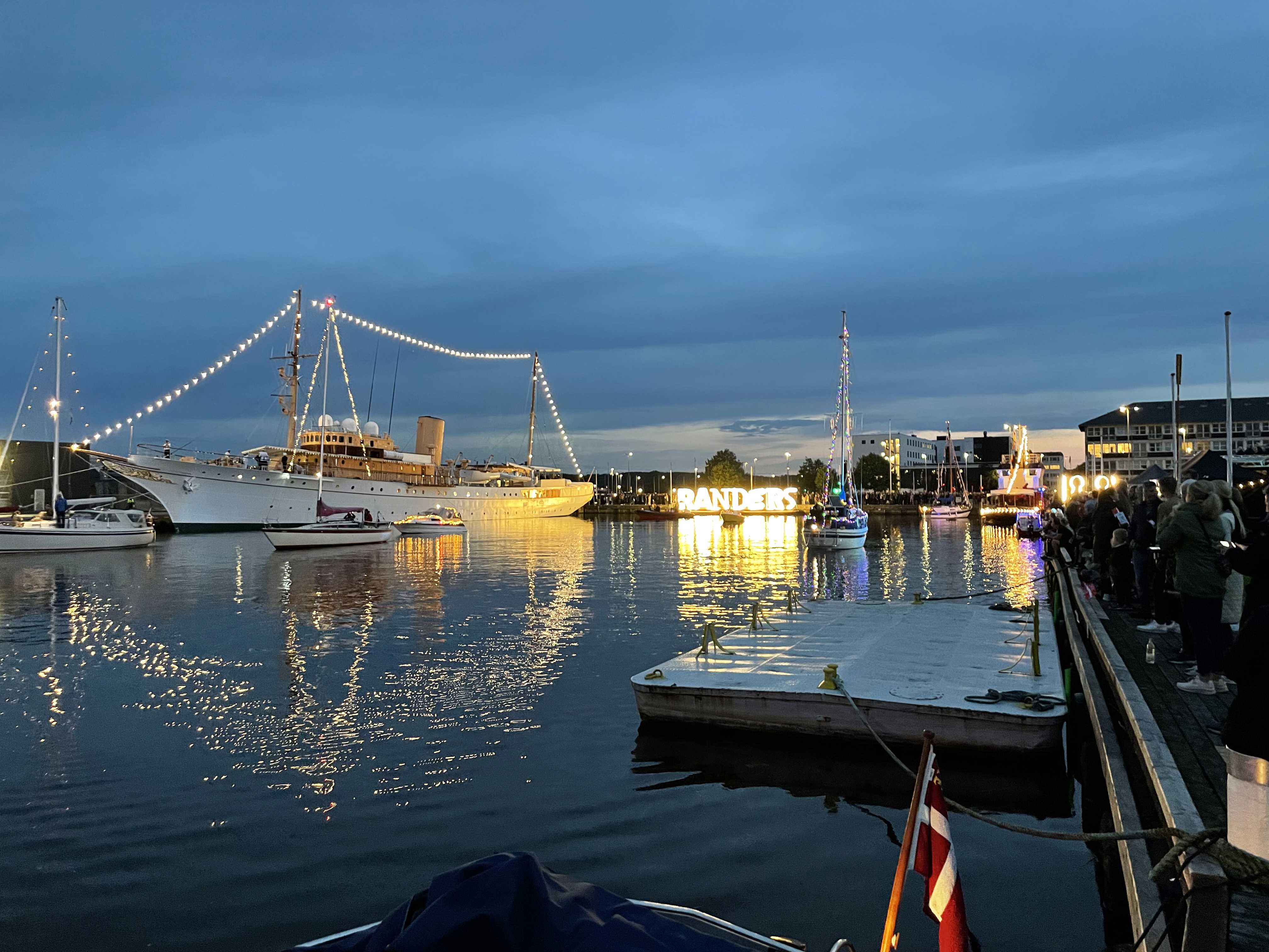 Kongeskibet i Randers Havn om aftenen