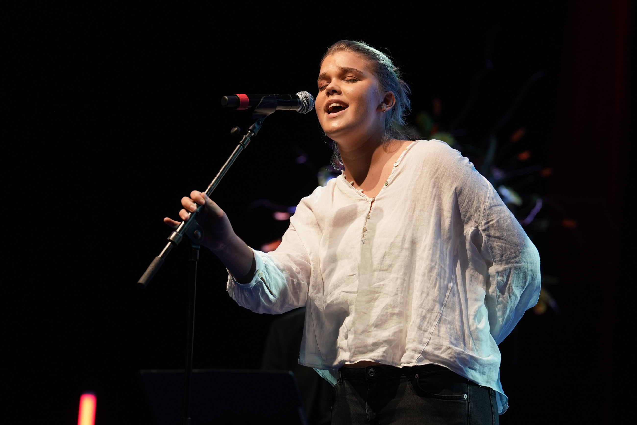 Theresa Kluver-Ulrick fra Randers Musikskole underholder.