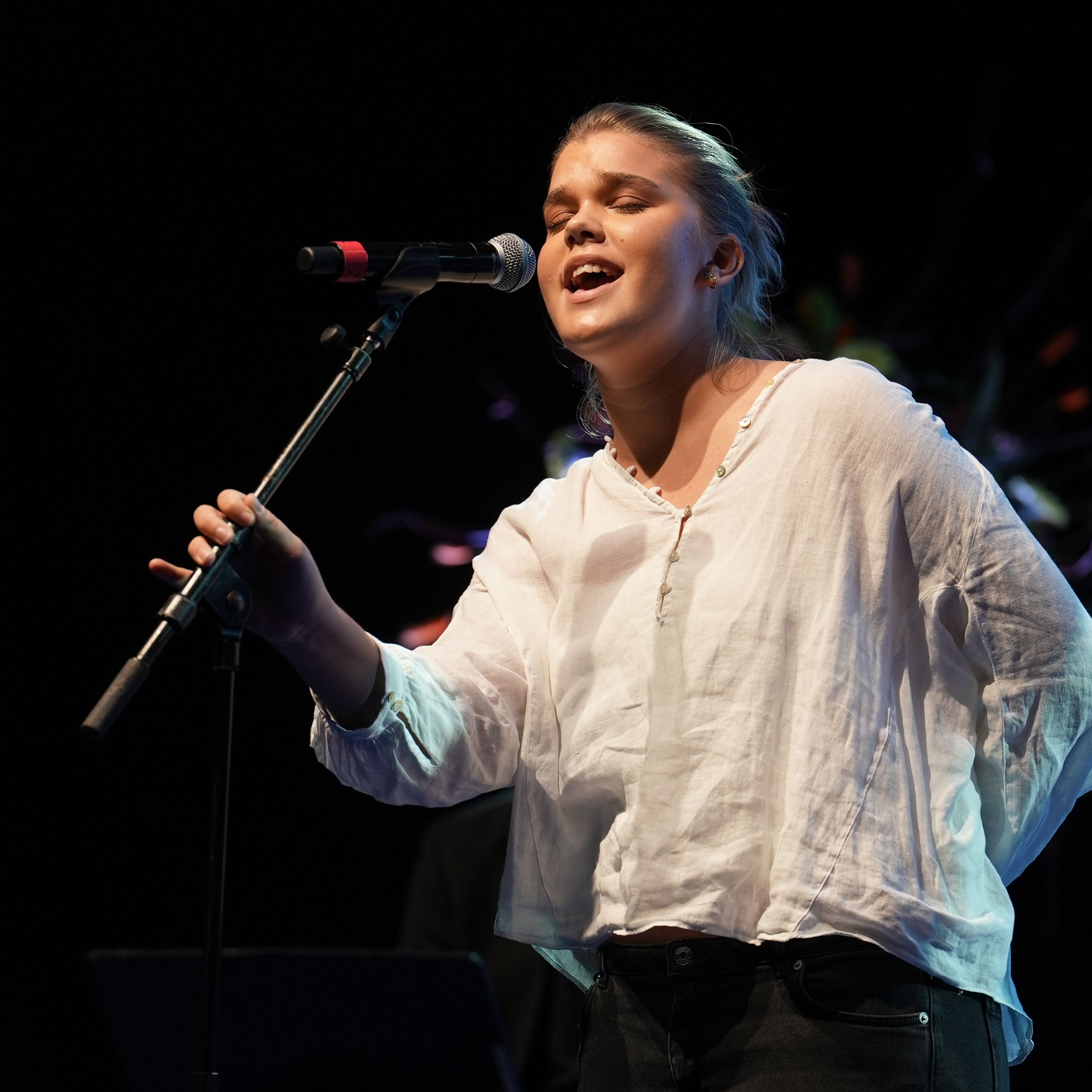 Theresa Kluver-Ulrick fra Randers Musikskole underholder.