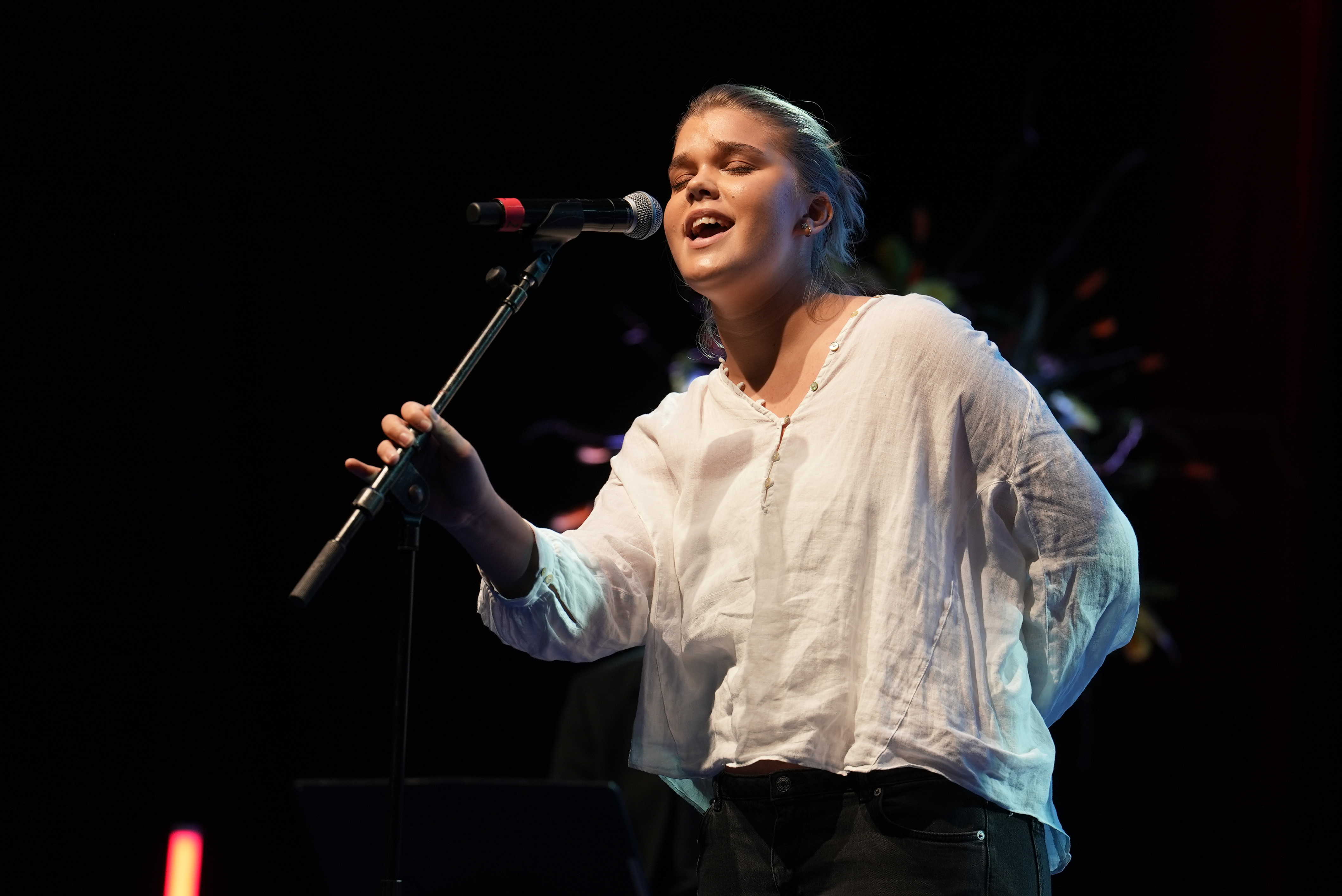 Theresa Kluver-Ulrick fra Randers Musikskole underholder.