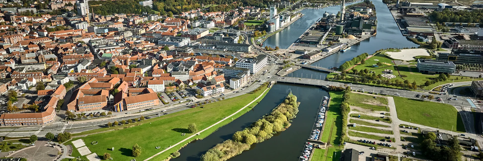 Oversigtsfoto af Randers ved fjorden. Med Randersbro og den Blå Bro.