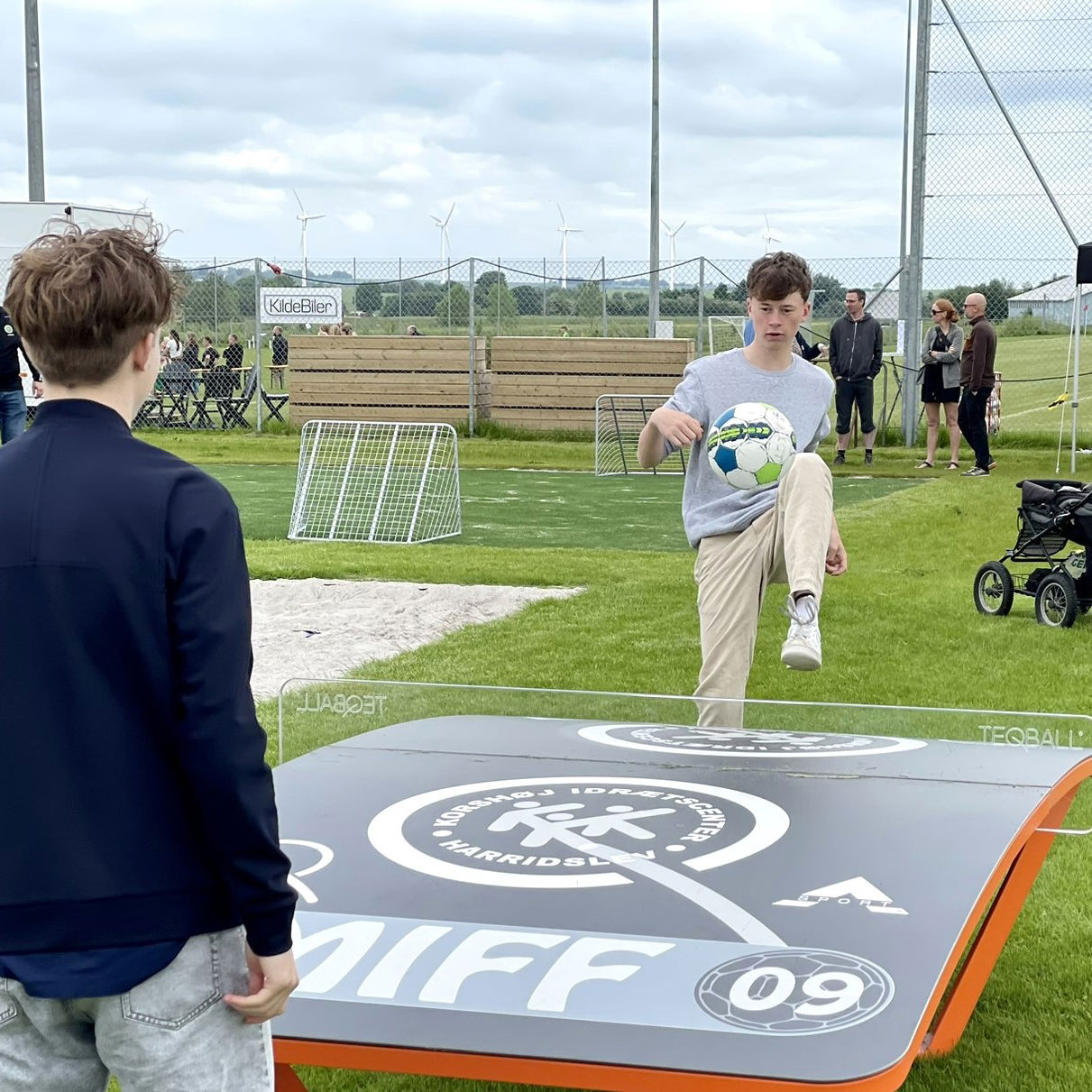 Der var mange aktiviteter rundt om på idrætsanlægget i anledningen af indvielsen. Her en gang bordfodbold.