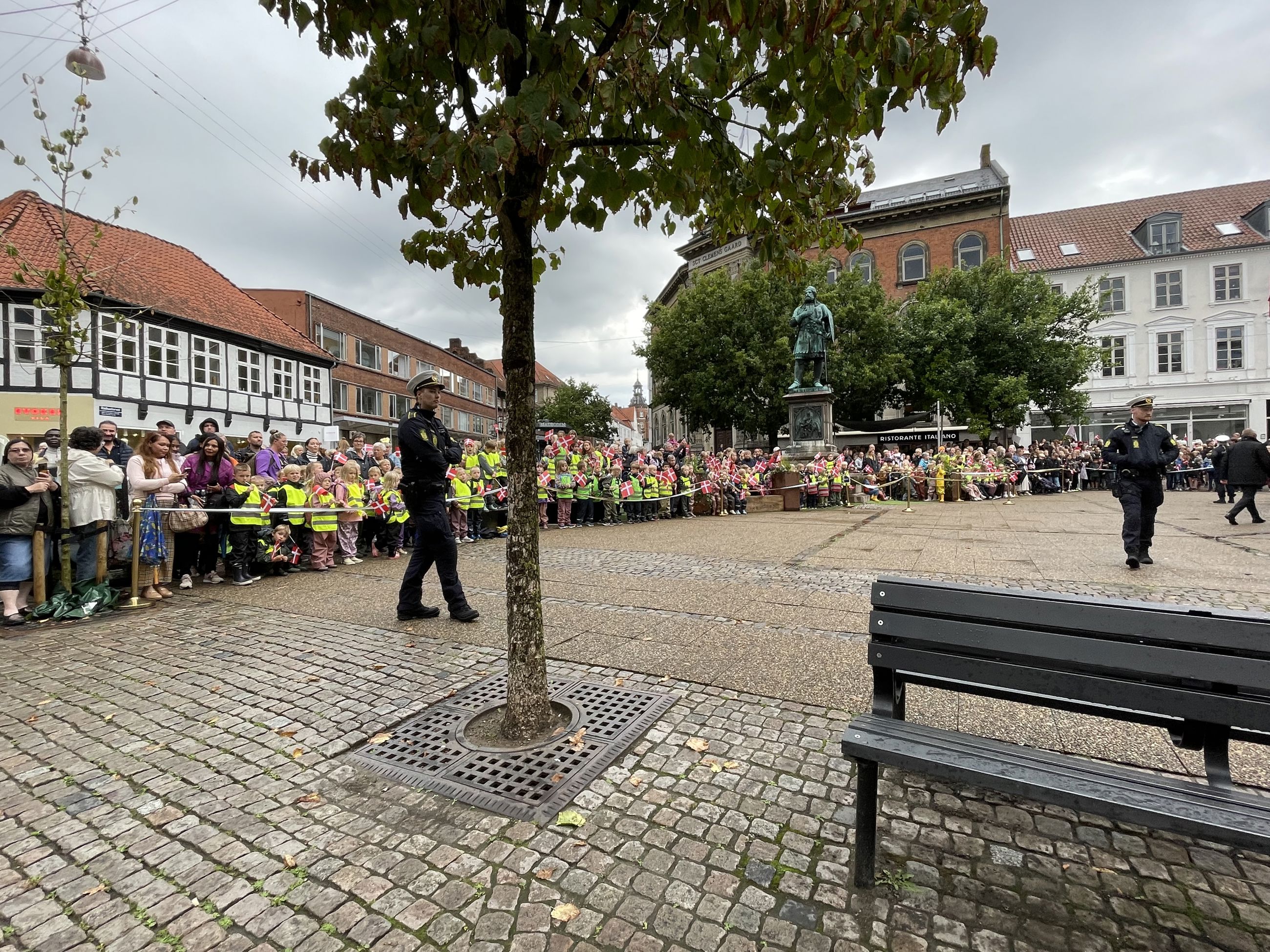 Folk står klar til at modtage Dronningen på Rådhustorvet