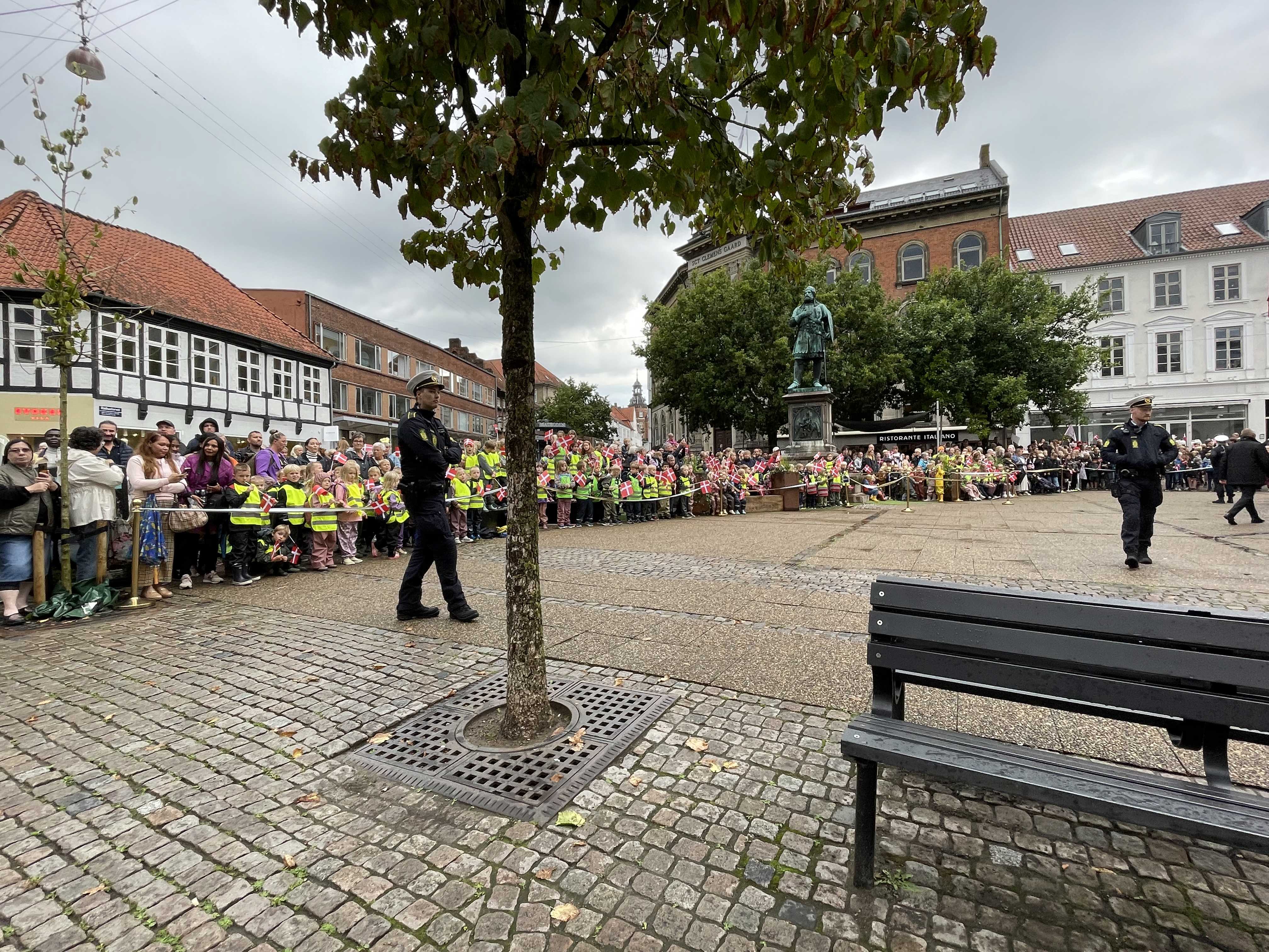 Folk står klar til at modtage Dronningen på Rådhustorvet