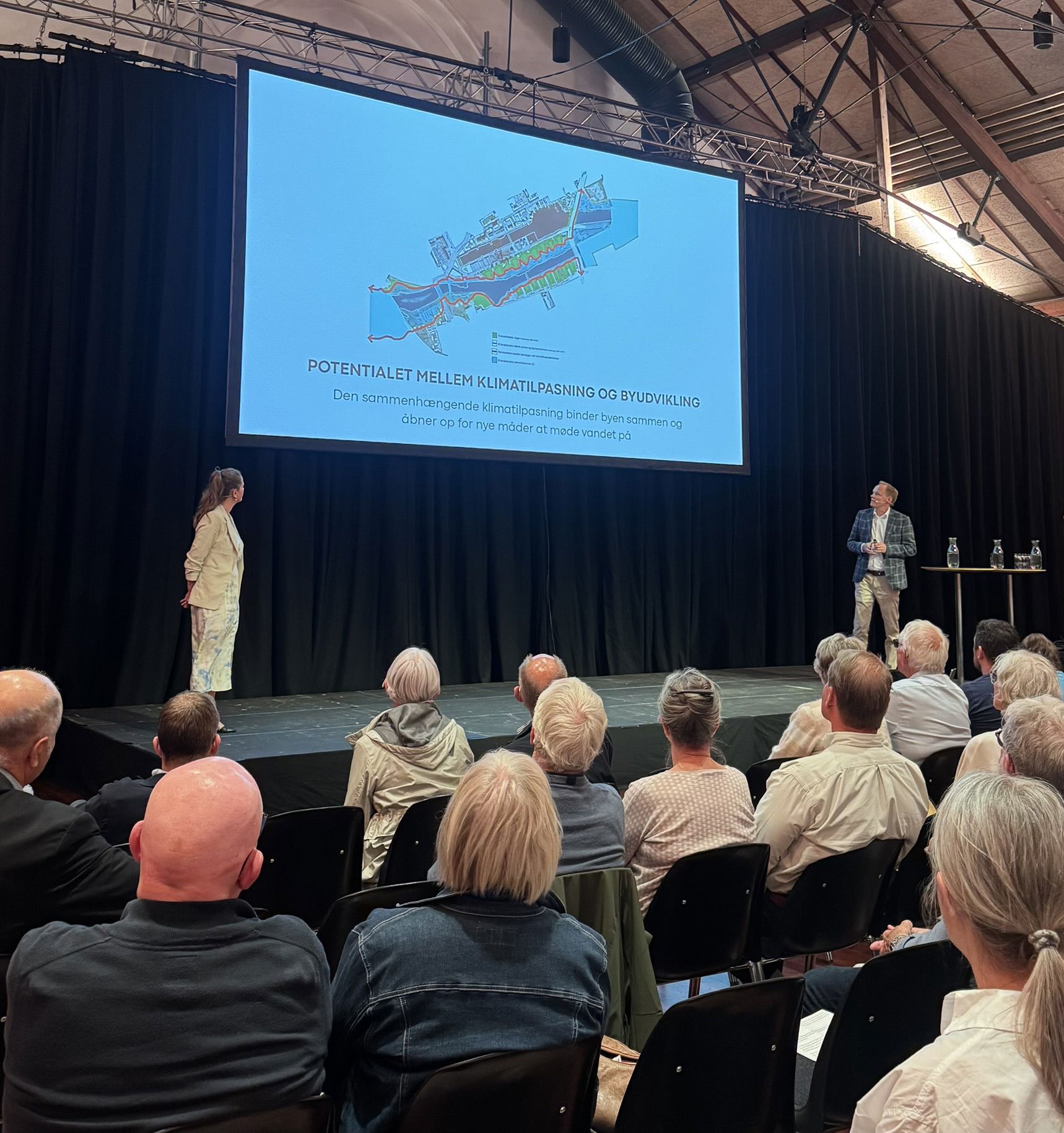 Projektchef Marianne Rønnow og direktør for Flodbyen P/S Jesper Plauborg holder præsentation