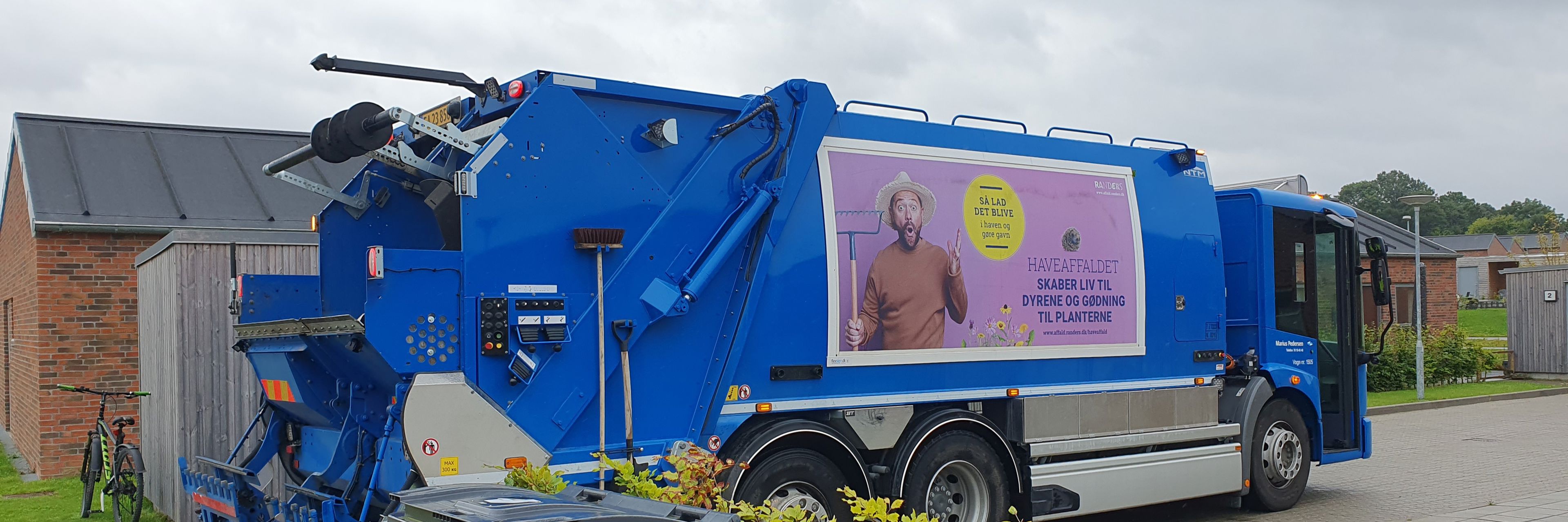 Skraldebil i boligområde