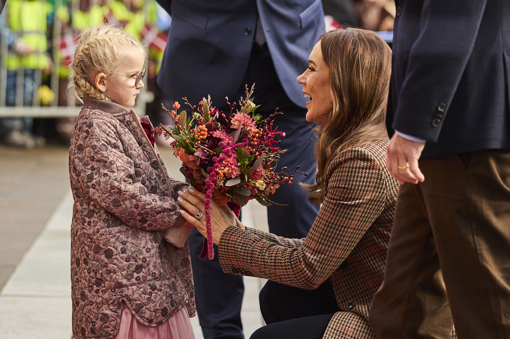 H.M. Dronning Mary får overrakt blomster ved Randers Sundhedscenter