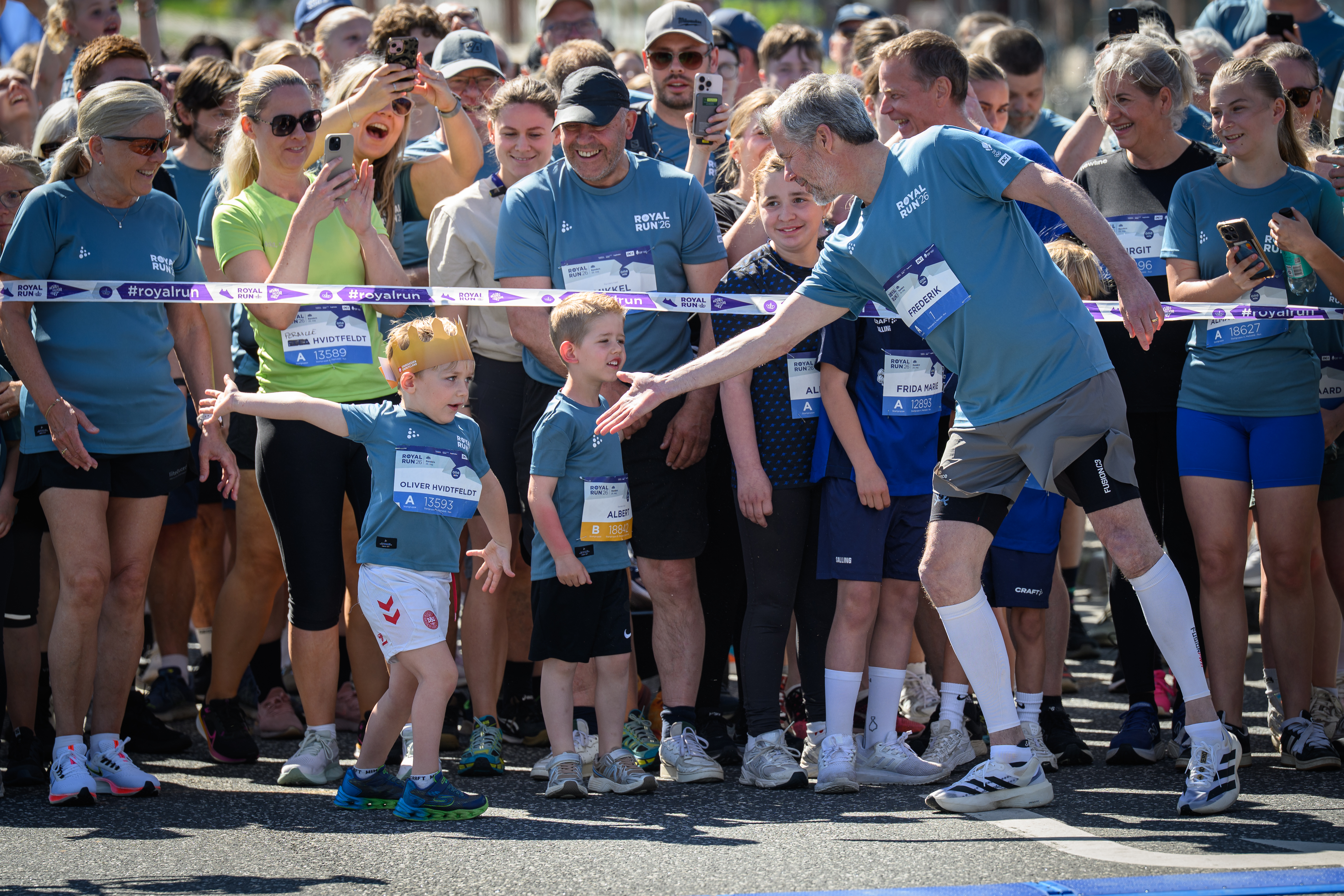Kong Frederik giver en high five inde One Mile ruten