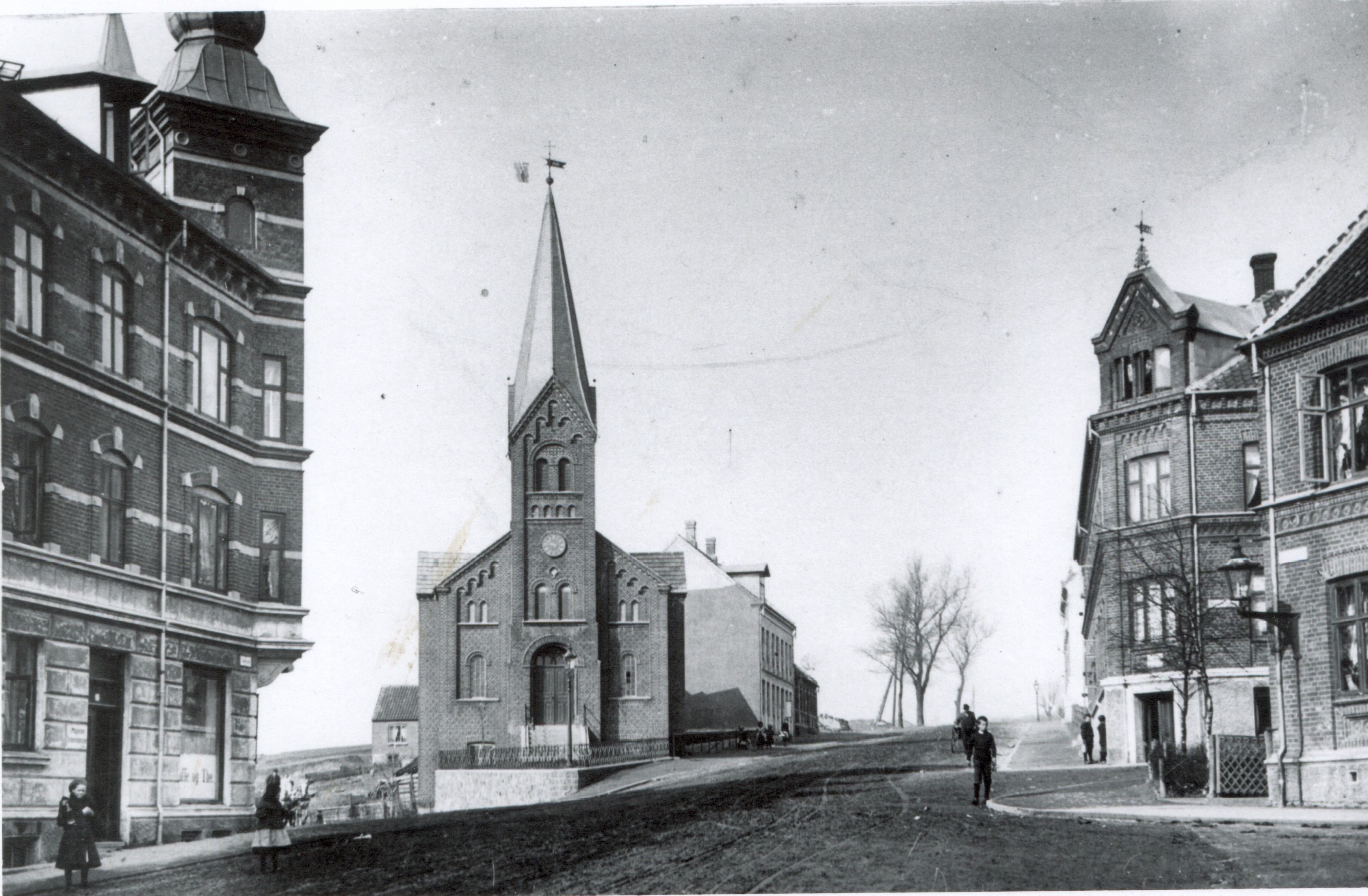 Kirken set fra Hobrovej omkring år 1900