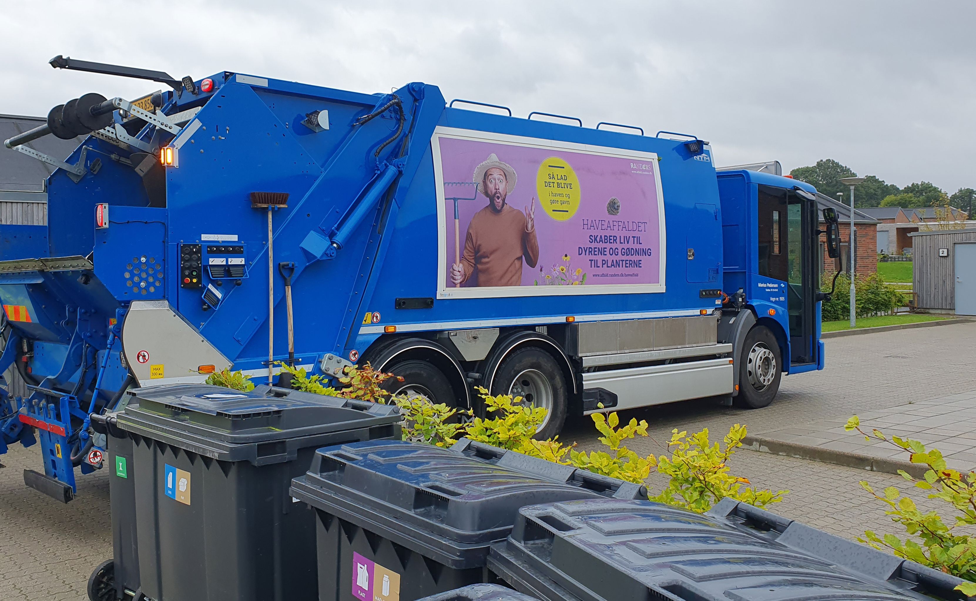 Skraldebil m. Haveaffald blive i haven tæppe