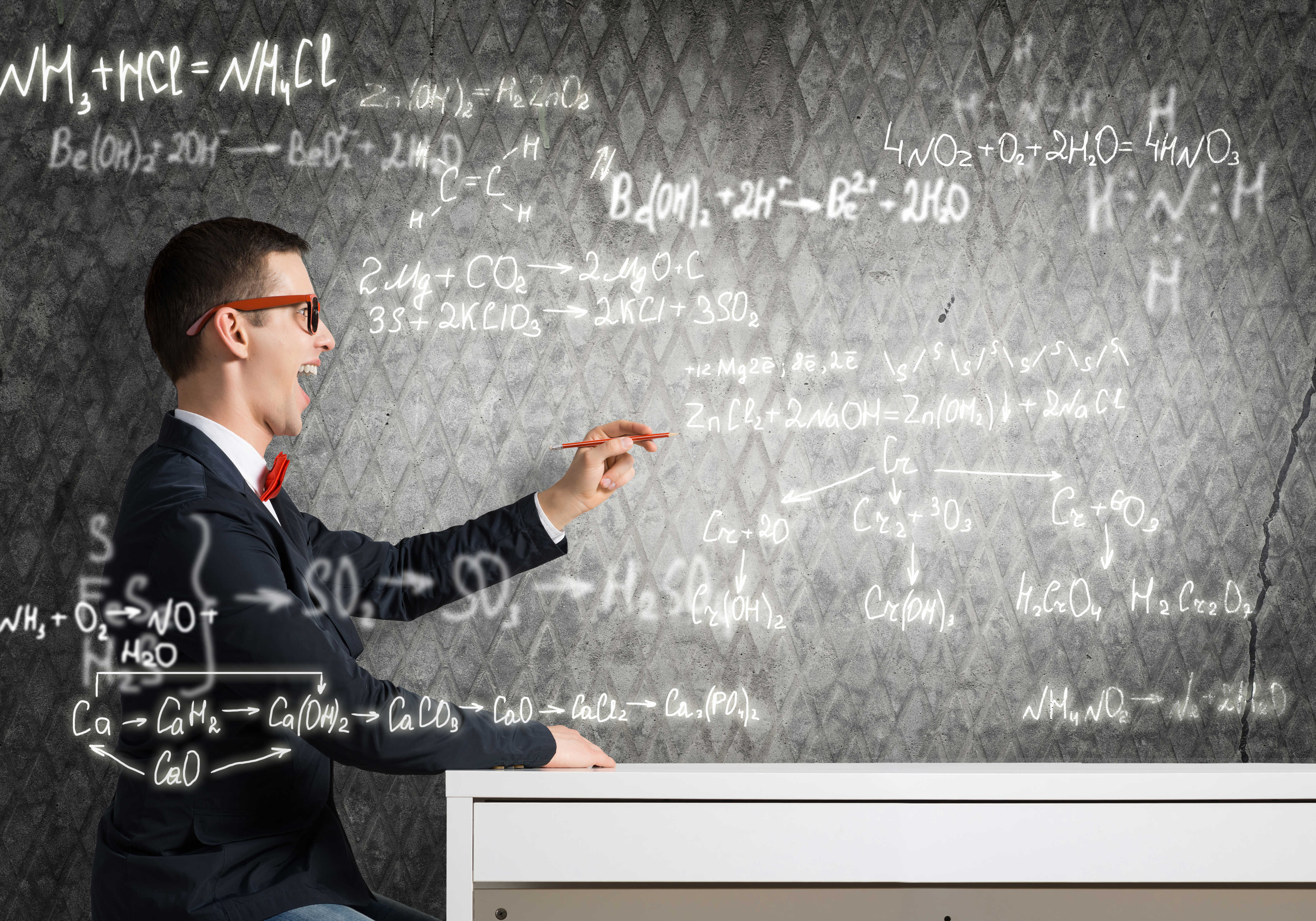 Professor type ved tavle med masser af udregninger